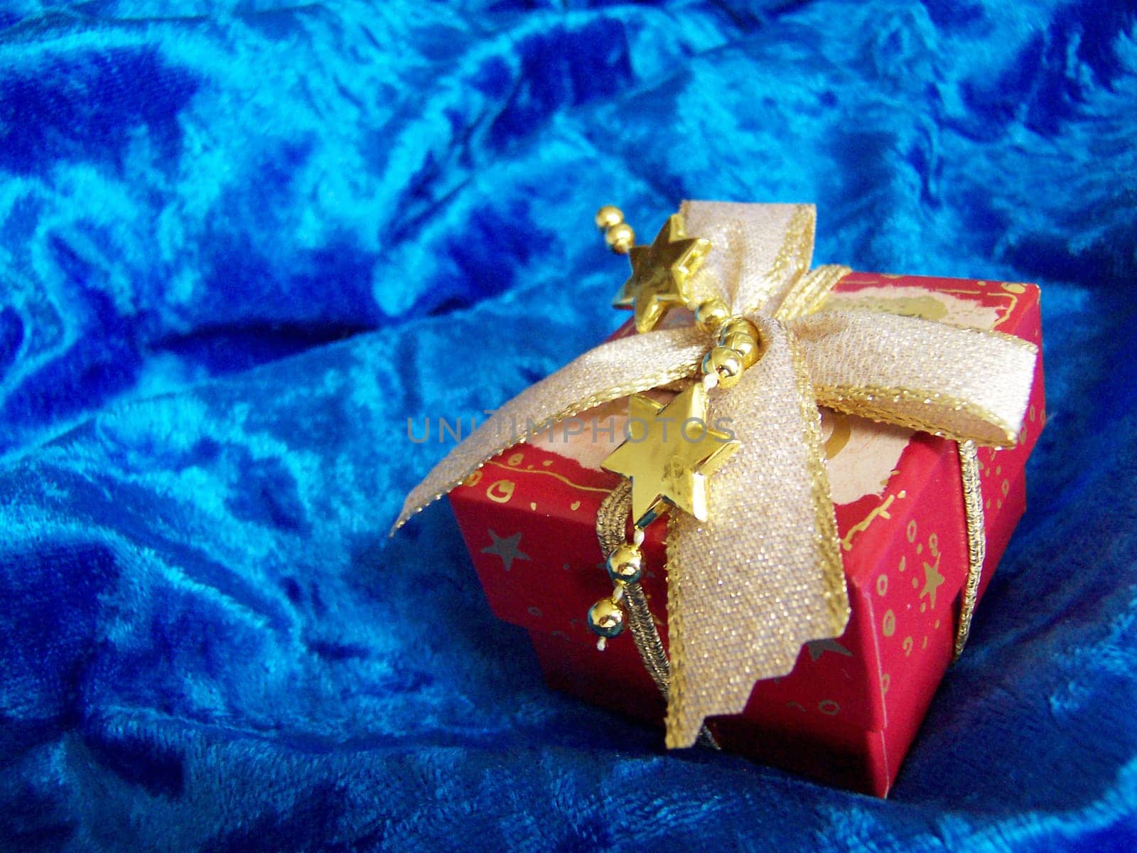 The gift is only 5 x 5 cm in size. The size comparison can be seen if you take a close look at the velvet,the fibers of which look quite large.