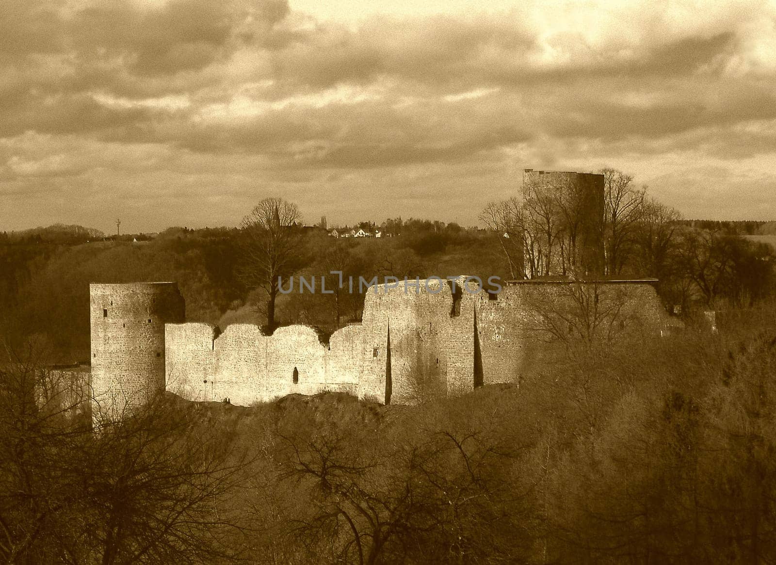 High above the Sieg lies the ruins of Blankenberg Castle. On the spur peak,80 m above the Sieg and within sight of the abbey on the Michaelsberg,the Lords of Sayn founded Blankenberg Castle around 1180. The fortification put the Counts of Sayn in