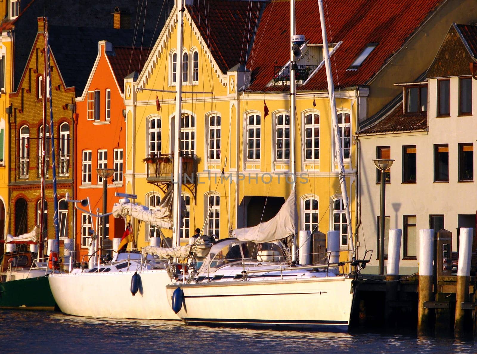 Sønderborg is divided by the Alssund and therefore has a very maritime appearance. In summer,not only small sailing ships,but also larger vintage cars are moored here.