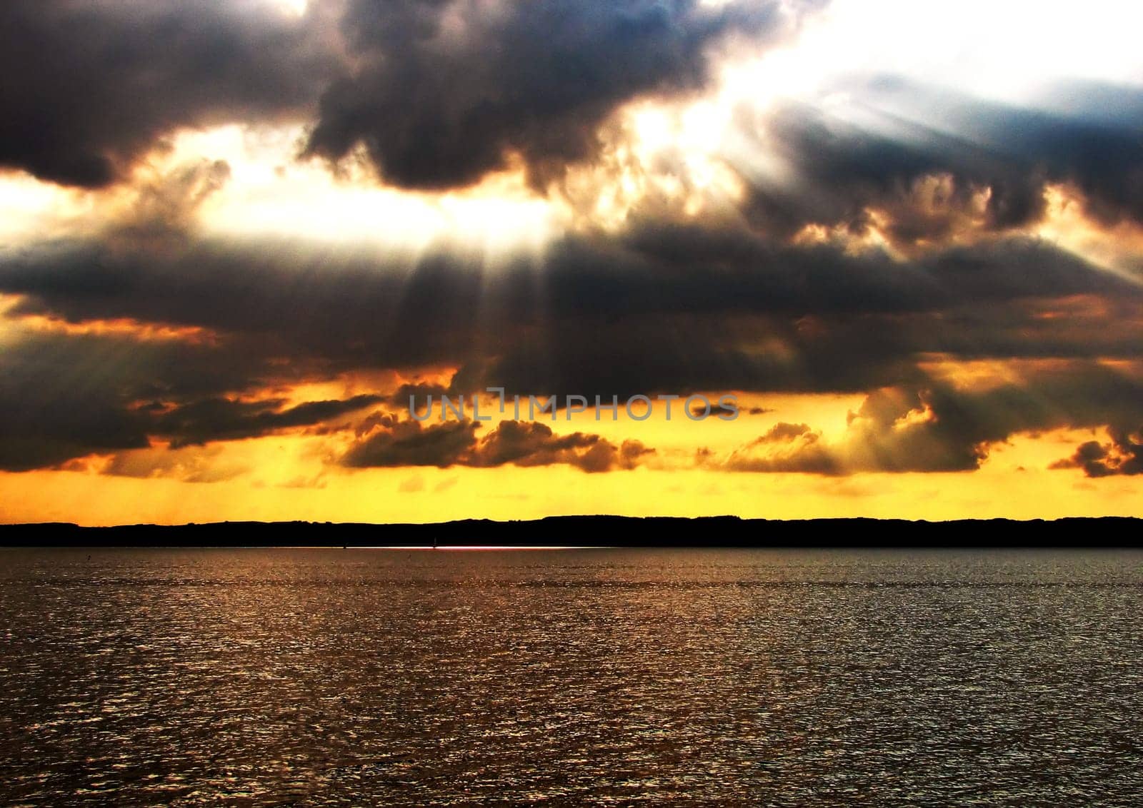 I owe this dramatic weather spectacle to Mat,who gave me a tip for editing. Thanks to Mat