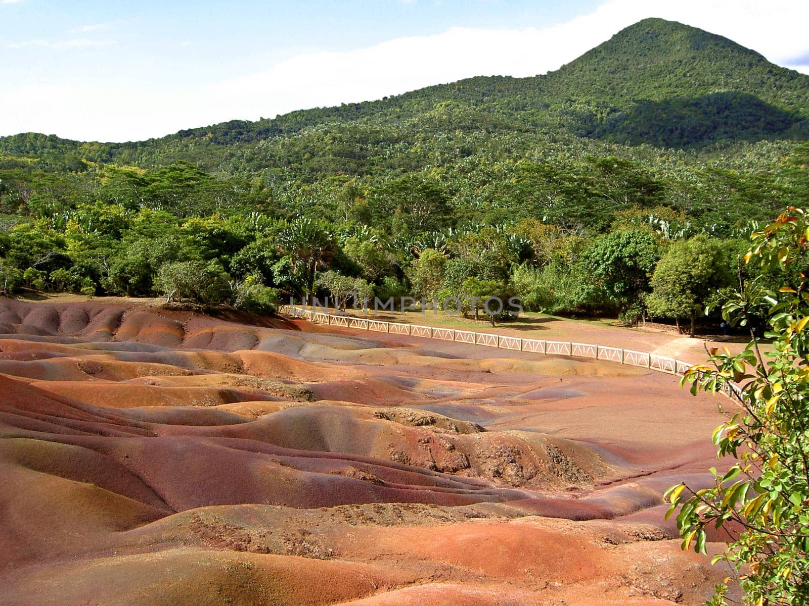 On the island of Mauritius,near the town of Chamarel,there is a place where the bare earth is revealed,there is no vegetation and the earth shines strangely in different colors. The earth is of volcanic origin,and the color results