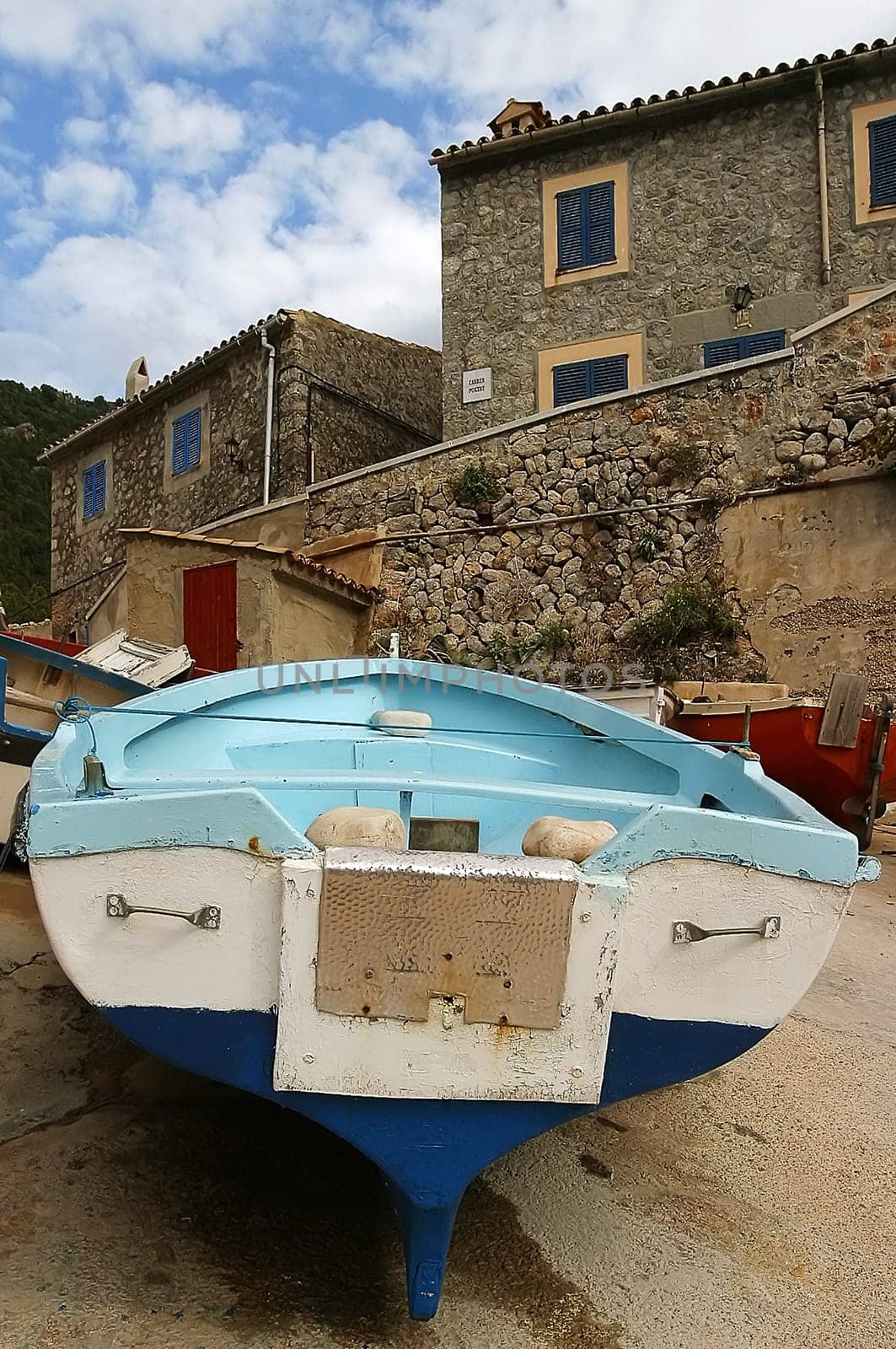 Recorded in October 2004. The Cala Valldemossa is at the end of an incredibly narrow and steep coastal road below Valldemossa,western Mallorca. When I finally got there,I realized that the position of the sun was quite wrong in order to protect the coast.