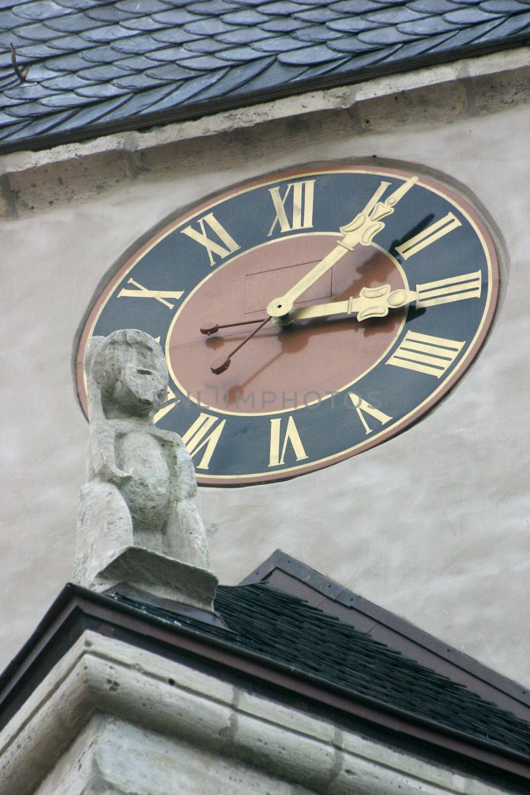 This strange human figure stands on the roof of the imperial cathedral at Königslutter and is popularly called Moosholzmännchen. According to legend,it had the task of making sure that no wood was stolen from the distant moss wood from the monks.