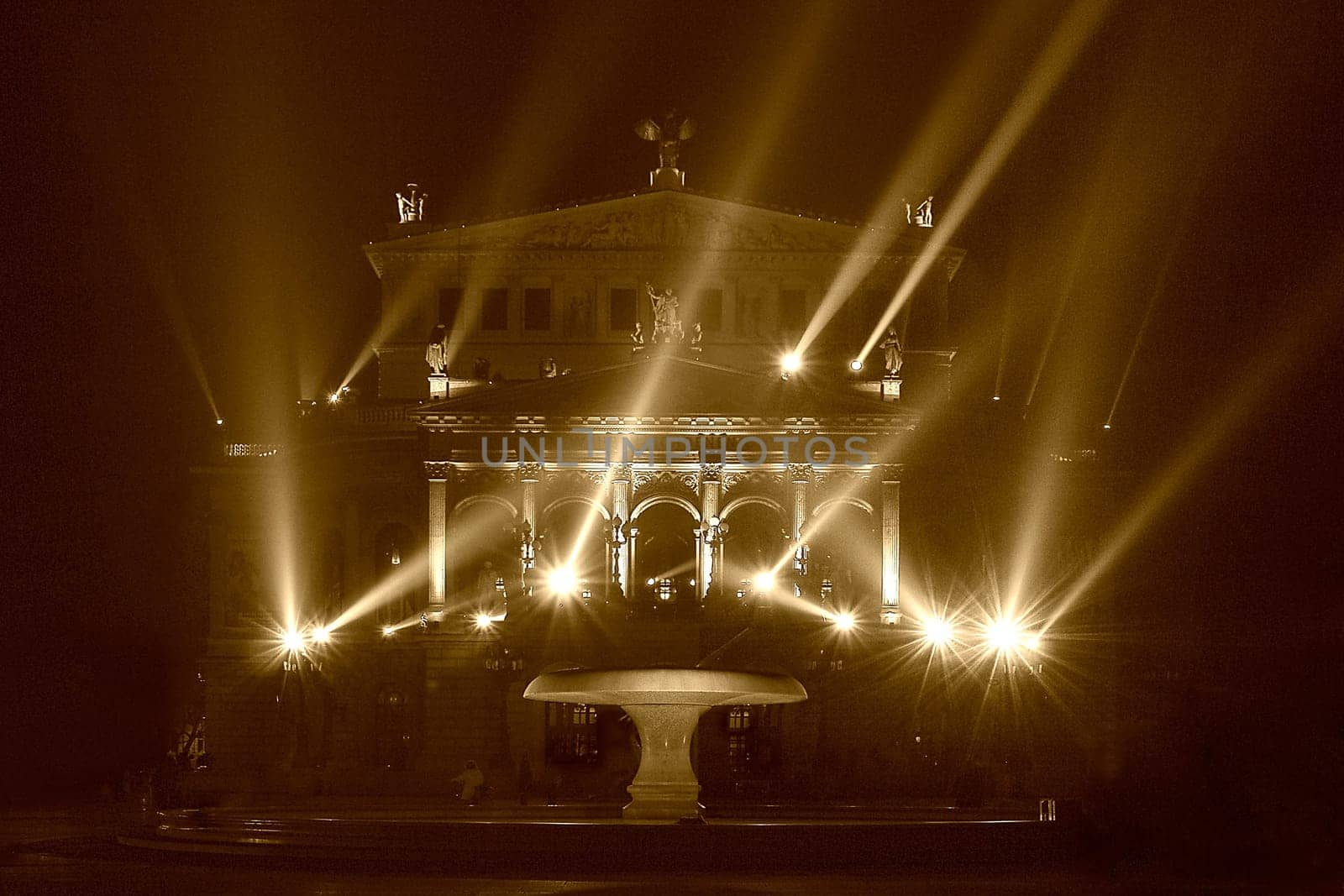 Recorded on 24.02.2006 - during the lighting rehearsals for the Opera Ball 2006. I did quite a bit of tinkering here - not only with the tint. But the fountain with the rays has done it to me!