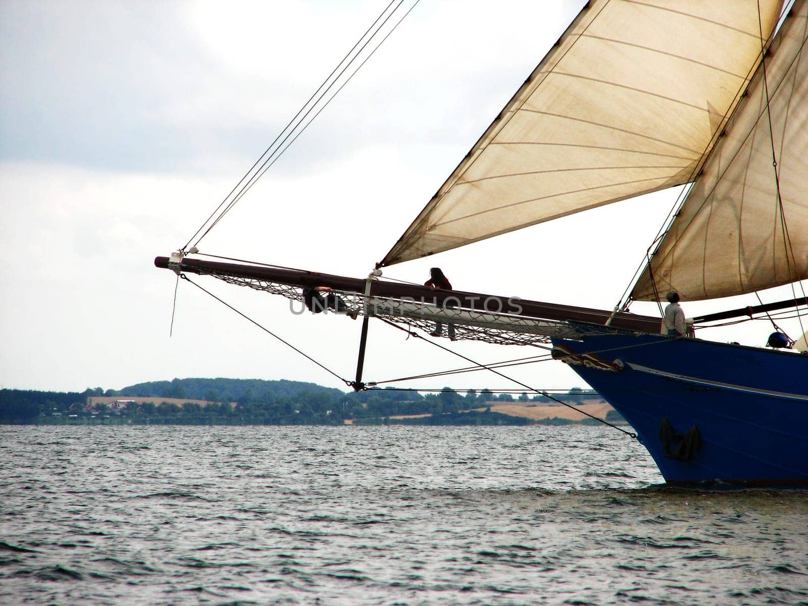 The jib,from Dutch "kluif"" claw,is a triangular-cut sail that is driven in front of the jib on the jib boom,where its name comes from,in front of the bow. If two jibs are mounted,the front outer jib is called the rear inner jib"