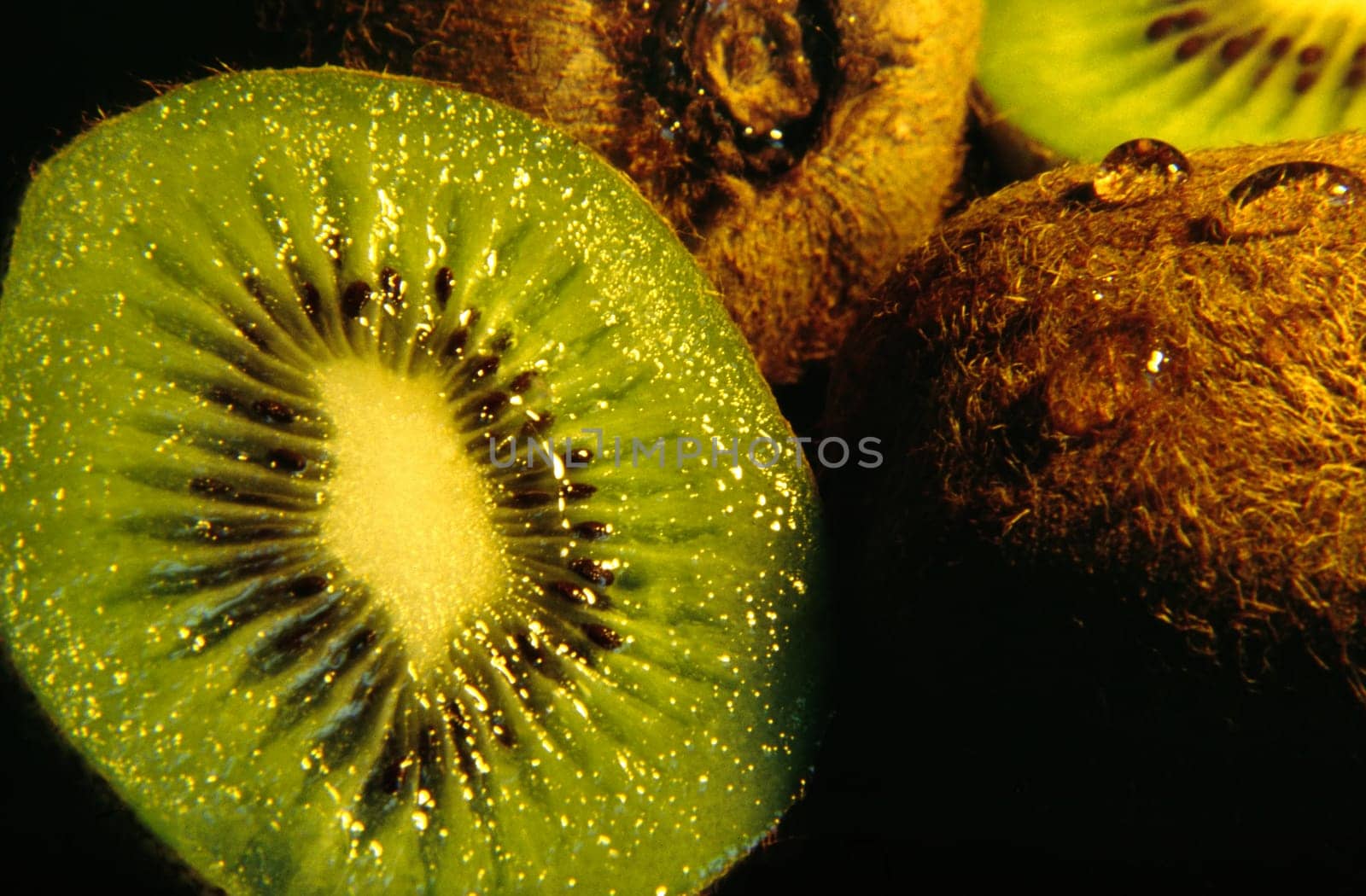 A little away from traveling,I experimented a little with food photography. This experiment was born. Taken with a 50mm lens and macro lens attached. Aperture 16 at 0.5s (the lamp was not very strong). The fruits