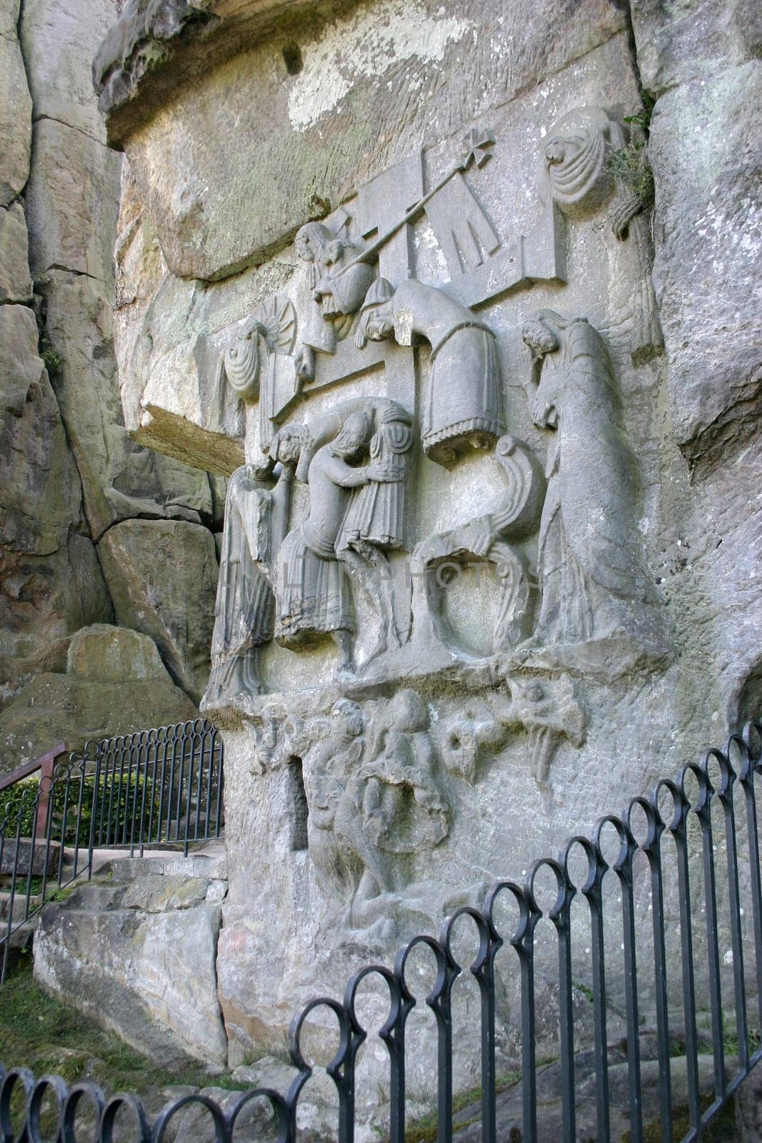 The well-known relief of the Descent from the Cross,carved into the grotto stone,is largely unanimously dated by art historical research to around 1130/1150,although there is also the rather unlikely thesis that the relief was only created in the 16th century by