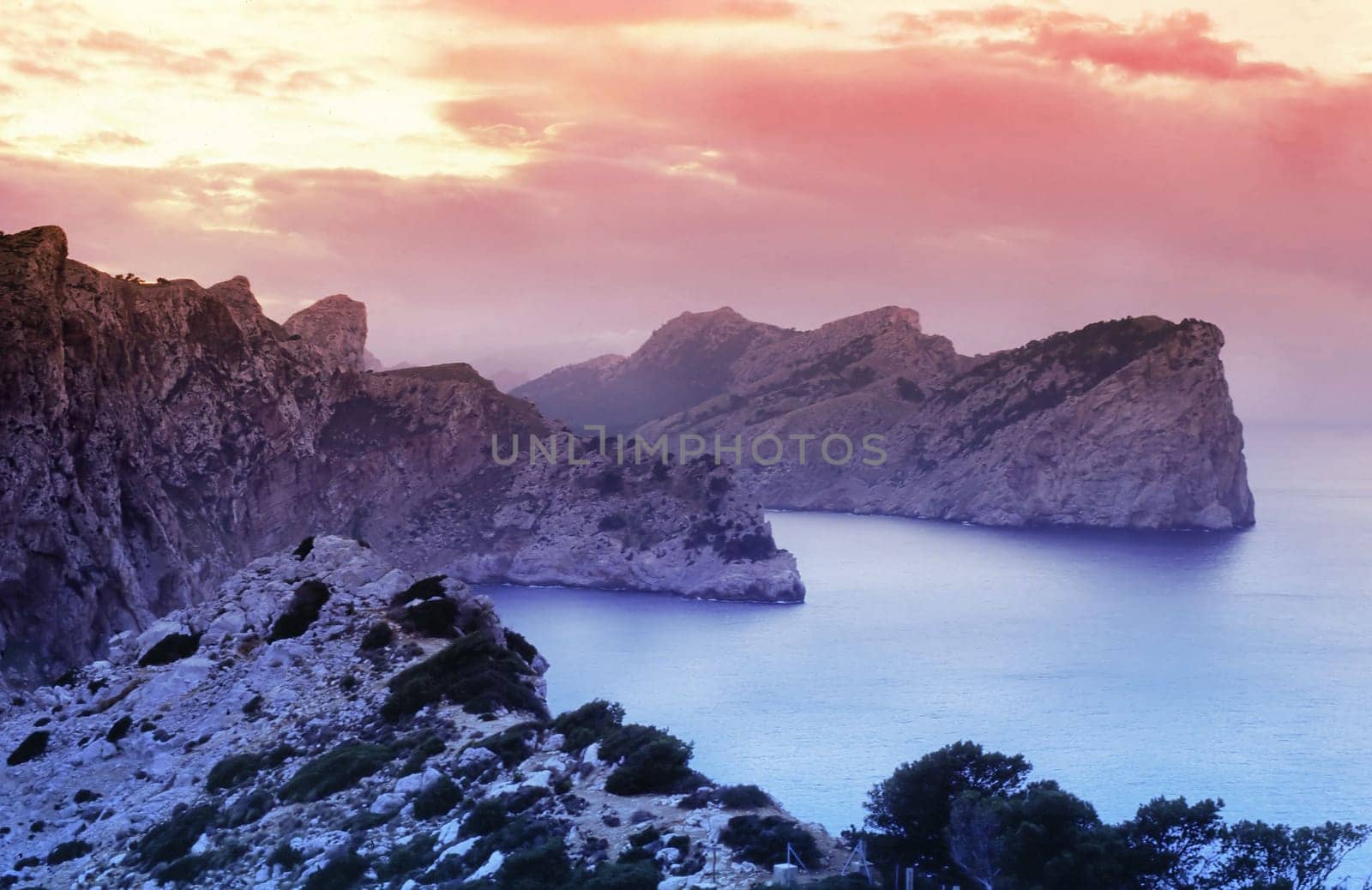 This bizarre rocky landscape in the northwest of Mallorca is always impressive - and is often photographed. I've "optimized"" the sky and the sea a bit with a gradient (which I actually do very rarely). The your"