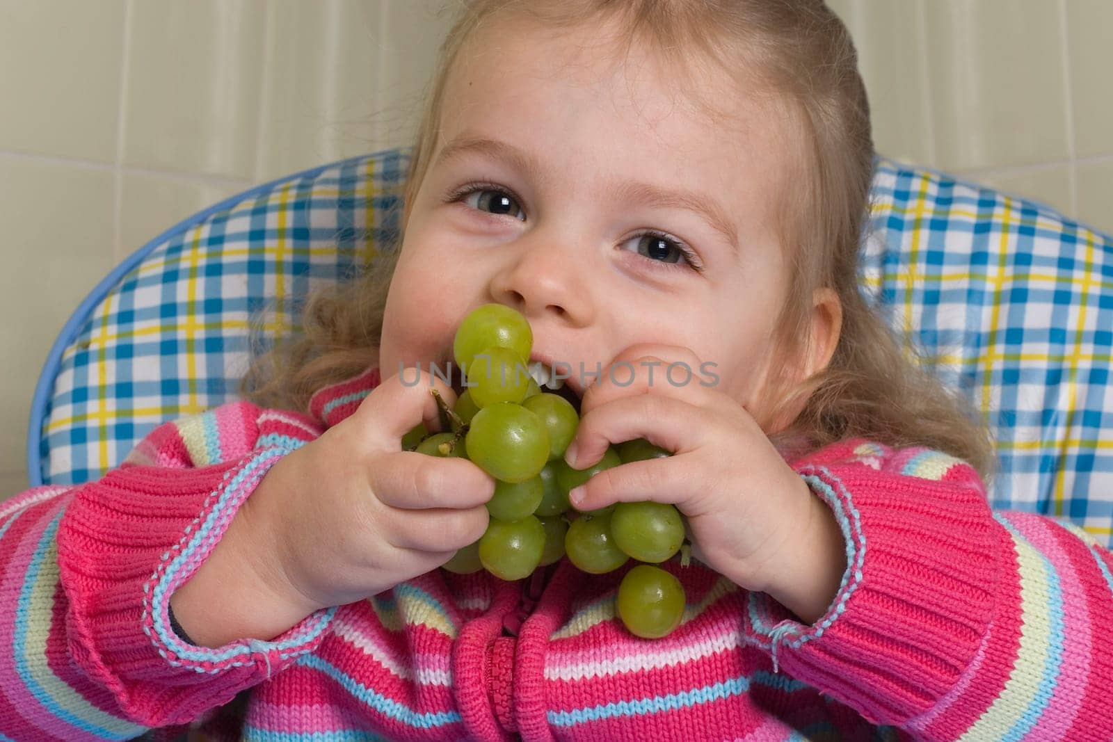 Child eats grapes
