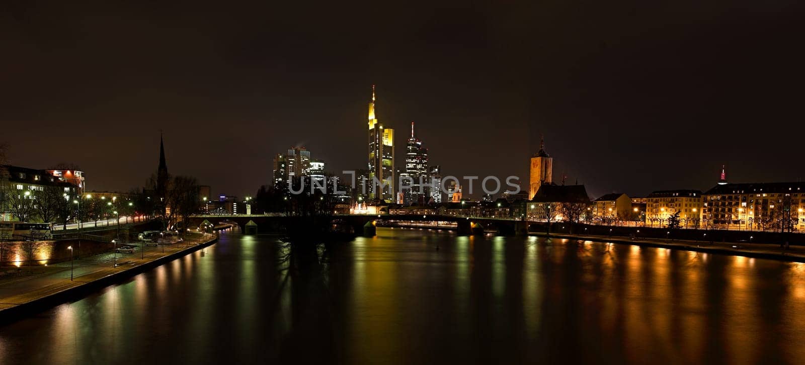 4 individual images with 11 brackets to   45,30,25,20,15,10,8,6,5,3.2,1  Aperture 9 ISO 100 25mm*1.6 Corp