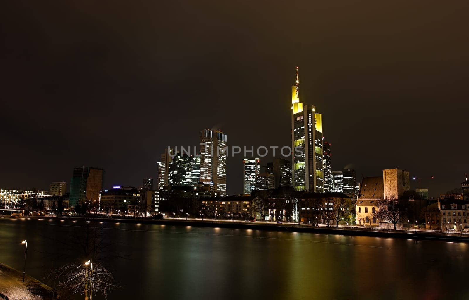 1 single image with 12 brackets to   55sec 30sec 25sec 20sec 15sec 10sec  8sec  6sec  5sec  2.5sec  1.6sec  1sec  Aperture 9 ISO 100 17mm*1.6 Corp