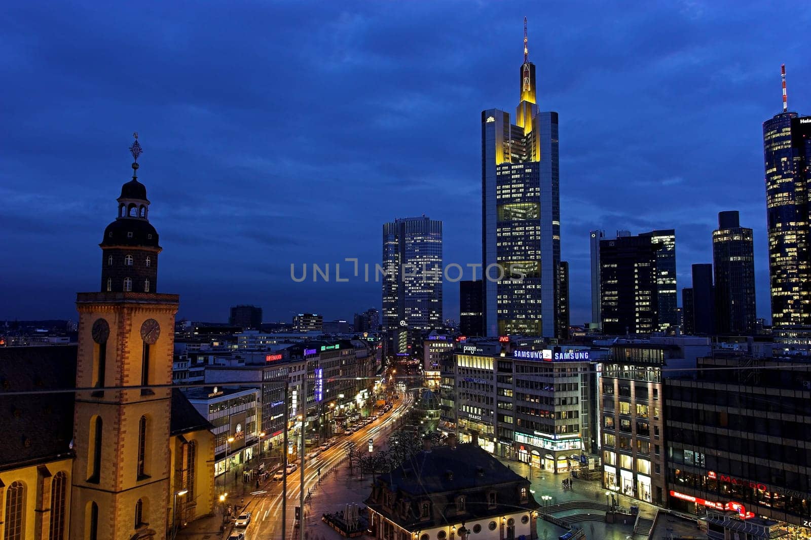 1 single images with 2 brackets to   2,1  Aperture 9 ISO 100 17mm*1.6 Corp
