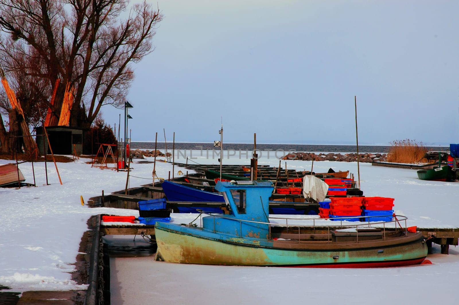 I discovered this little splash of color this winter during a walk at the Ueckermünde harbor. What you don't see is that there was wonderful freshly caught fish to buy. It was just delicious.