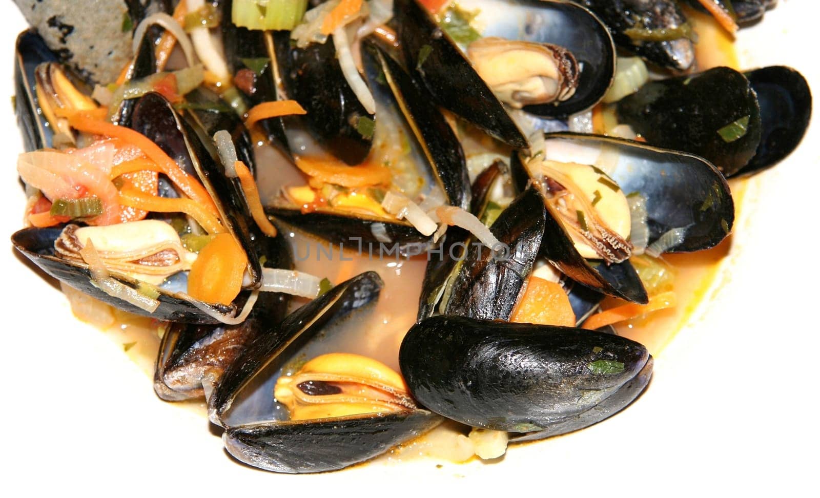 For 4 to 6 servings 2.5–3 kg of mixed mussels  100 g of vegetable brunoise (small cubes),e.g. carrot,leek,shallot  1–2 cloves of garlic,finely chopped  Olive oil  1 dl of dry wormwood  2 dl each of dry white wine and fish stock  1 sprig of thyme