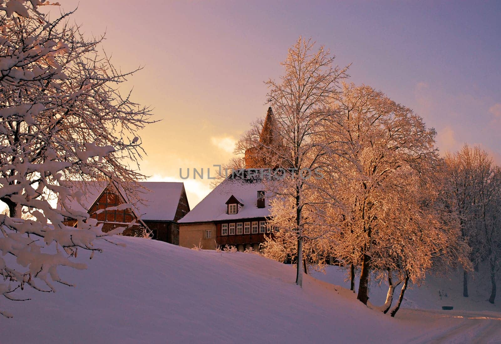 Just as the day comes to an end here,winter is (finally) coming to an end. But what a beautiful mood it can also create should be shown once again by this picture from my hometown.