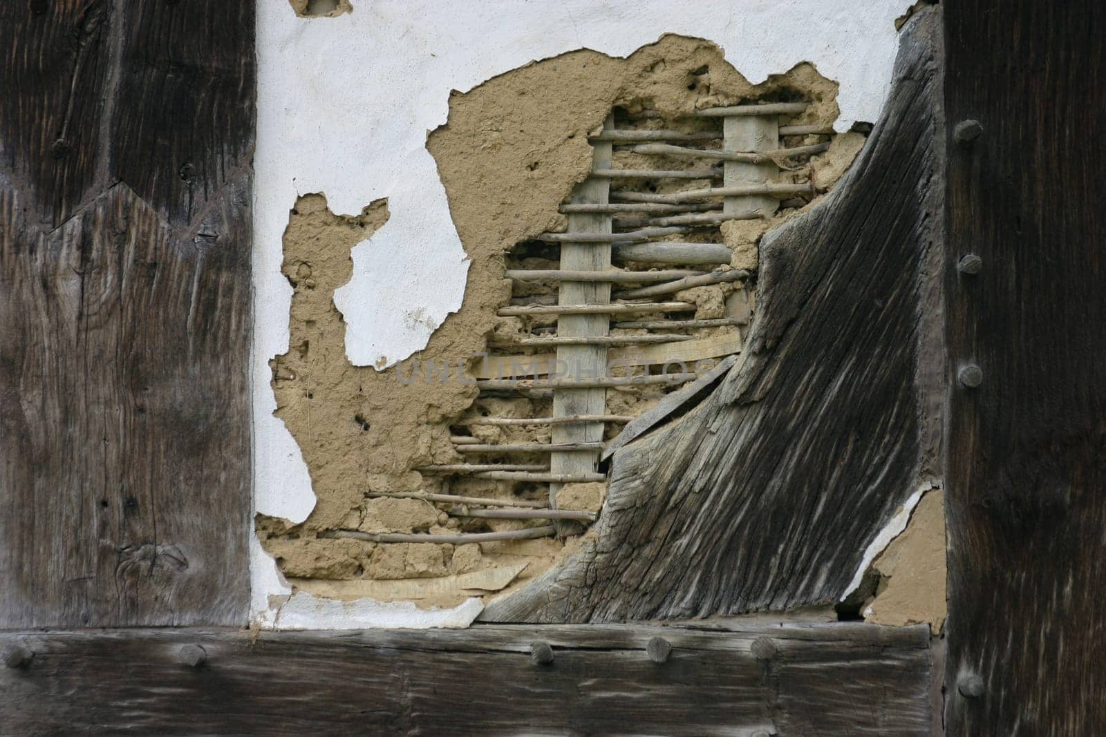 This damaged part of a truss wall shows very nicely how the compartments of a truss were filled