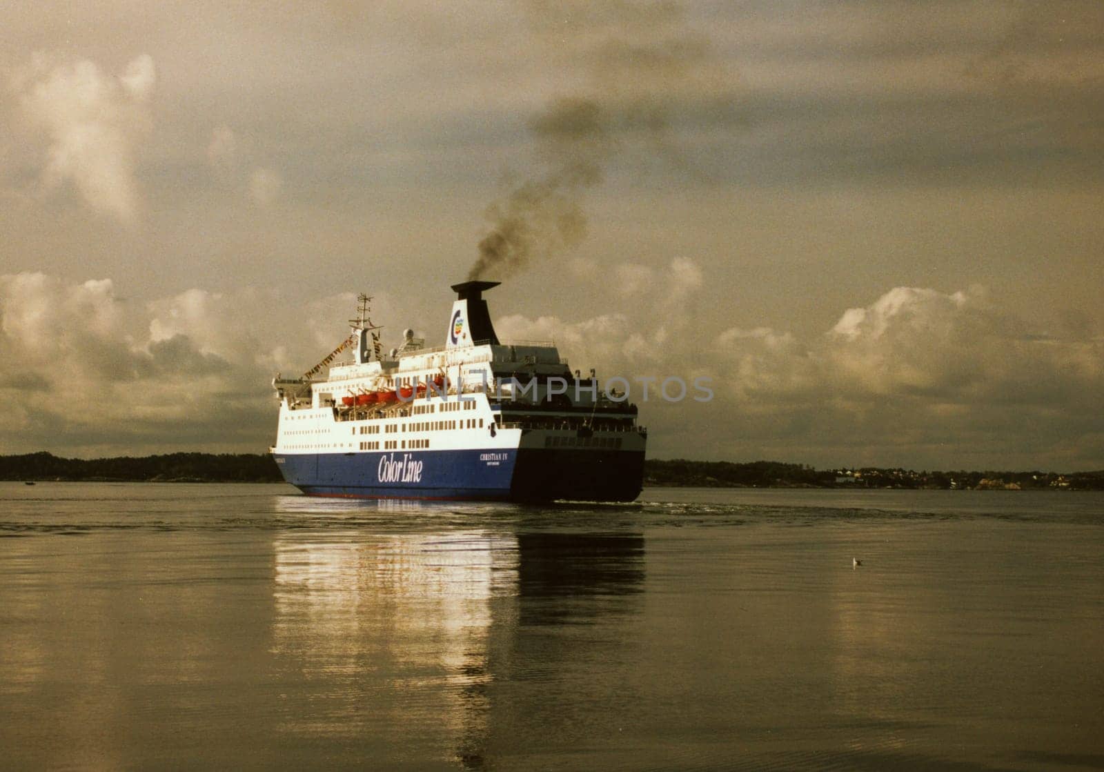 Since I'm going to Norway to go fishing in a few days,the anticipation is slowly emerging. And that's when I picked out the pictures from last year again. I would like to show some of them despite the loss of quality due to scanning. At the ferry crossing