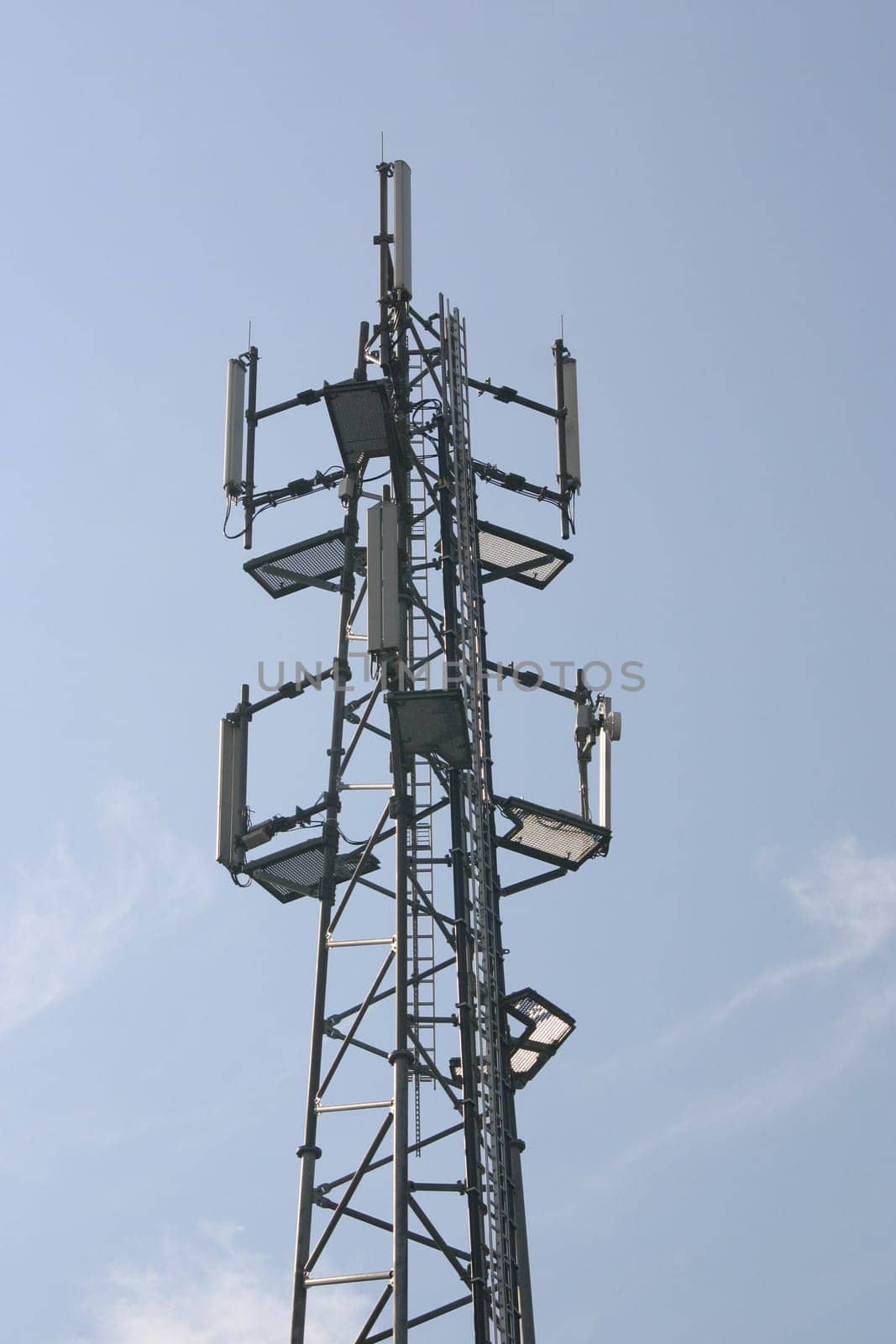 Lattice mast with radio antennas