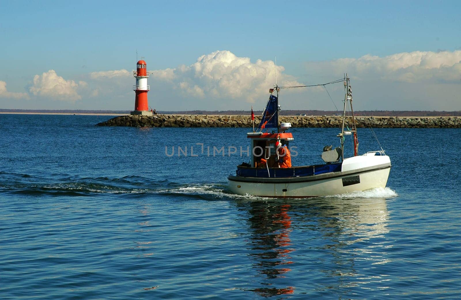 I gave the title to this picture in two ways. The fishermen have just returned to the harbour and spring seems to have slowly arrived in the north