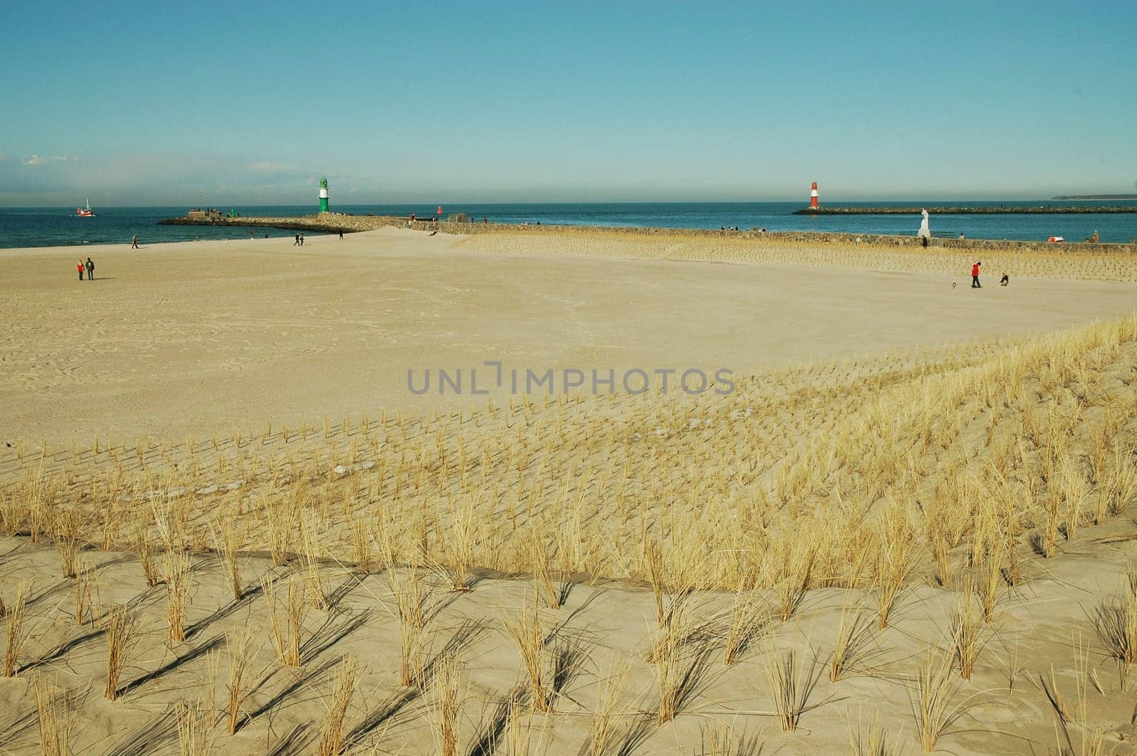 Here,the summer season has been diligently prepared for the last few days. This stretch of beach has been redesigned and the excavators have not yet been removed (you just can't see them). But soon many sun-seekers will populate the beach again!