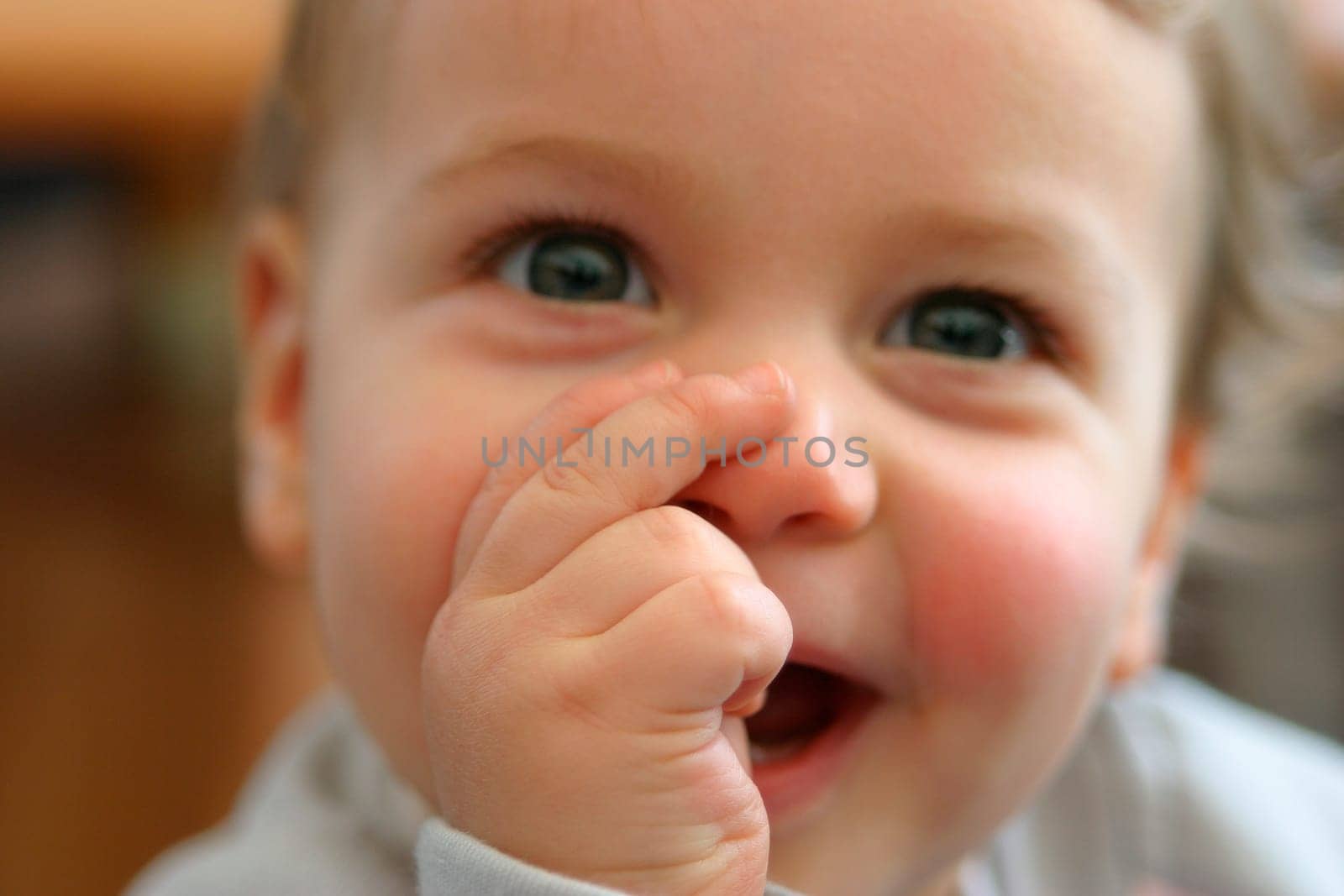 Child sucks on the thumb