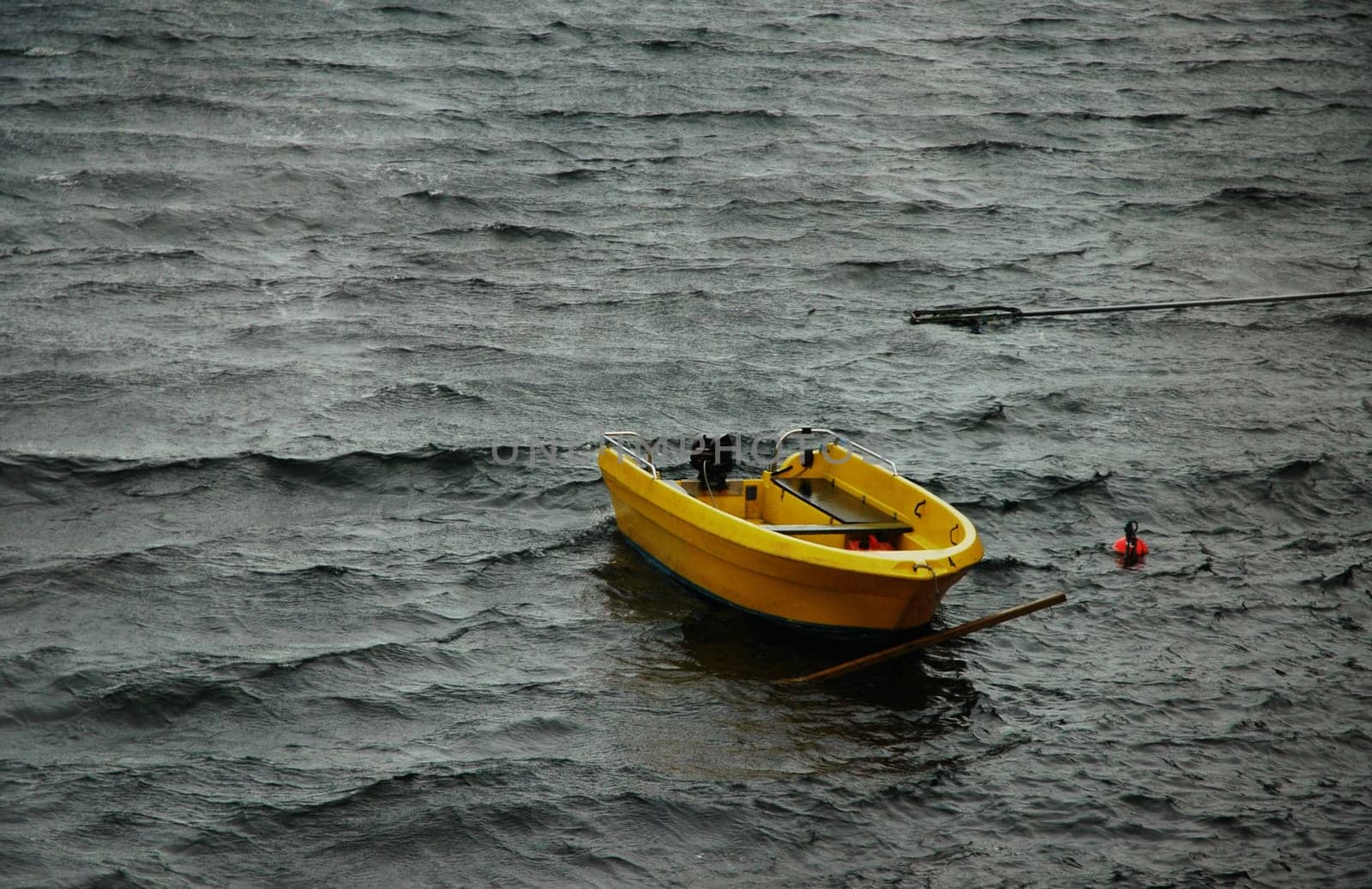 Even one of our boats suddenly floated in our otherwise protected bay. And as you can see,it tore a whole board off the jetty. The only astonishing thing was that the owner of the fishing facility did not come until a day later to get his boats and