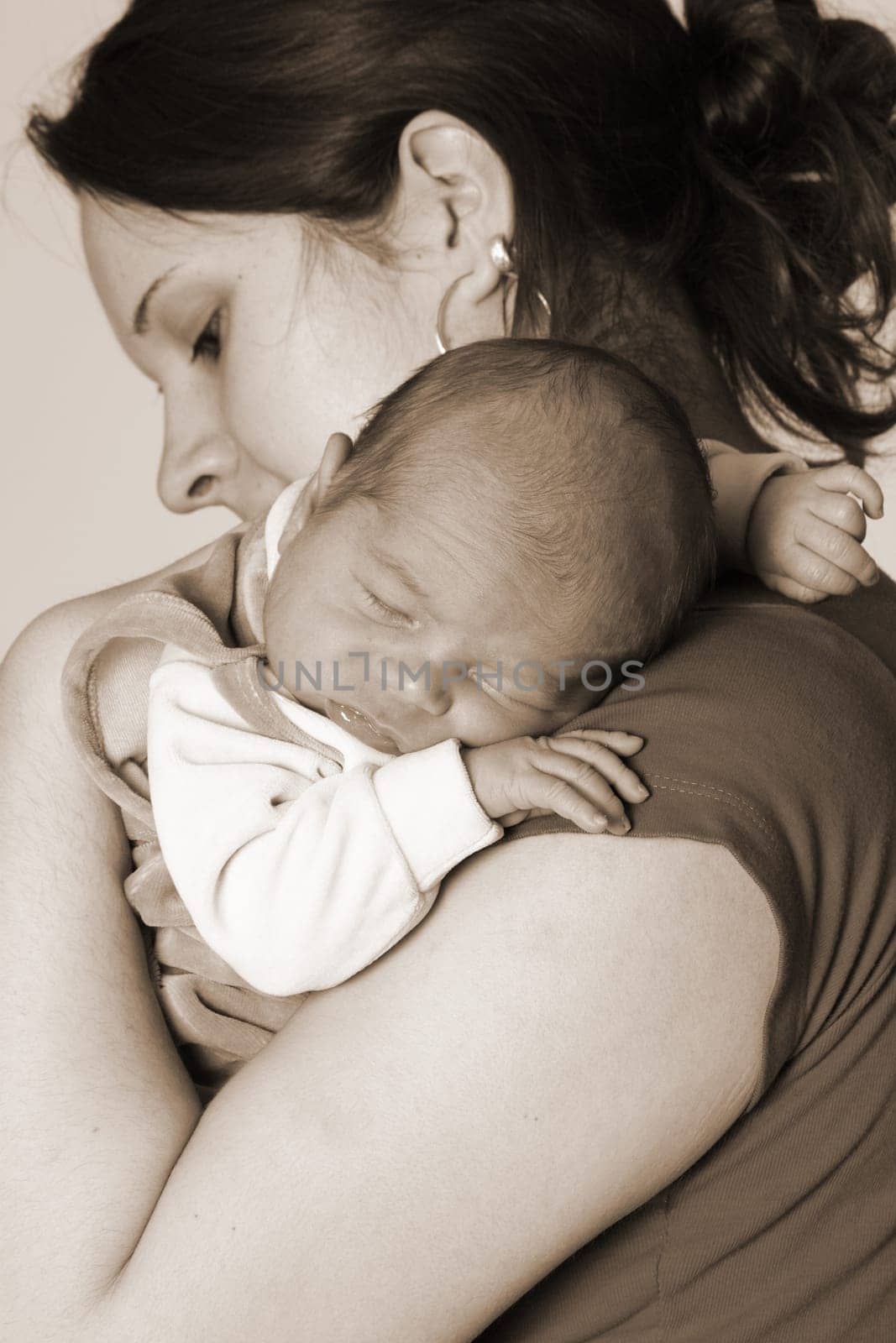 Photos shows a baby after eating,the mother has the baby in her arms
