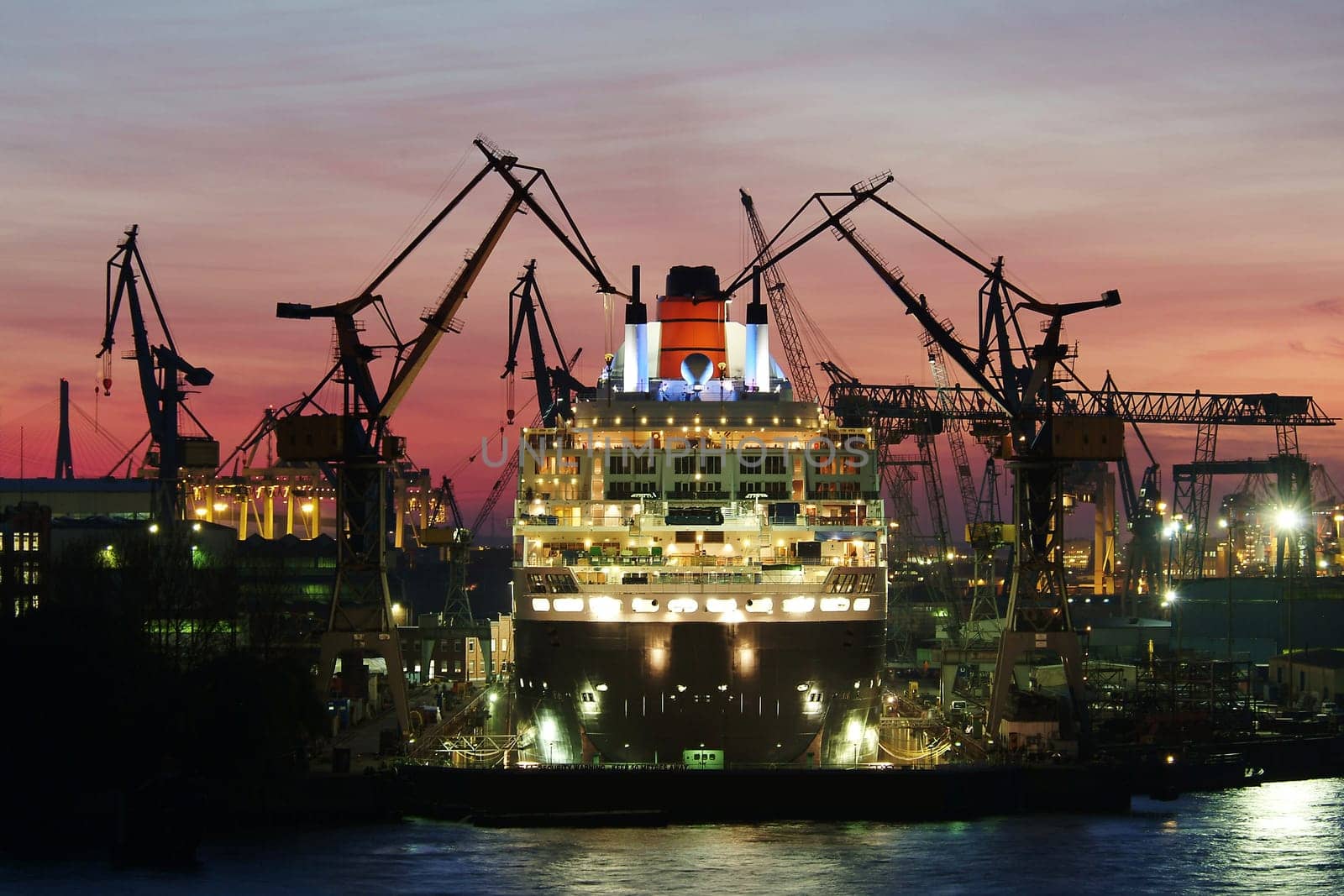 Queen Mary 2 in the port of Hamburg. The lettering on the rear part of the ship has been removed.