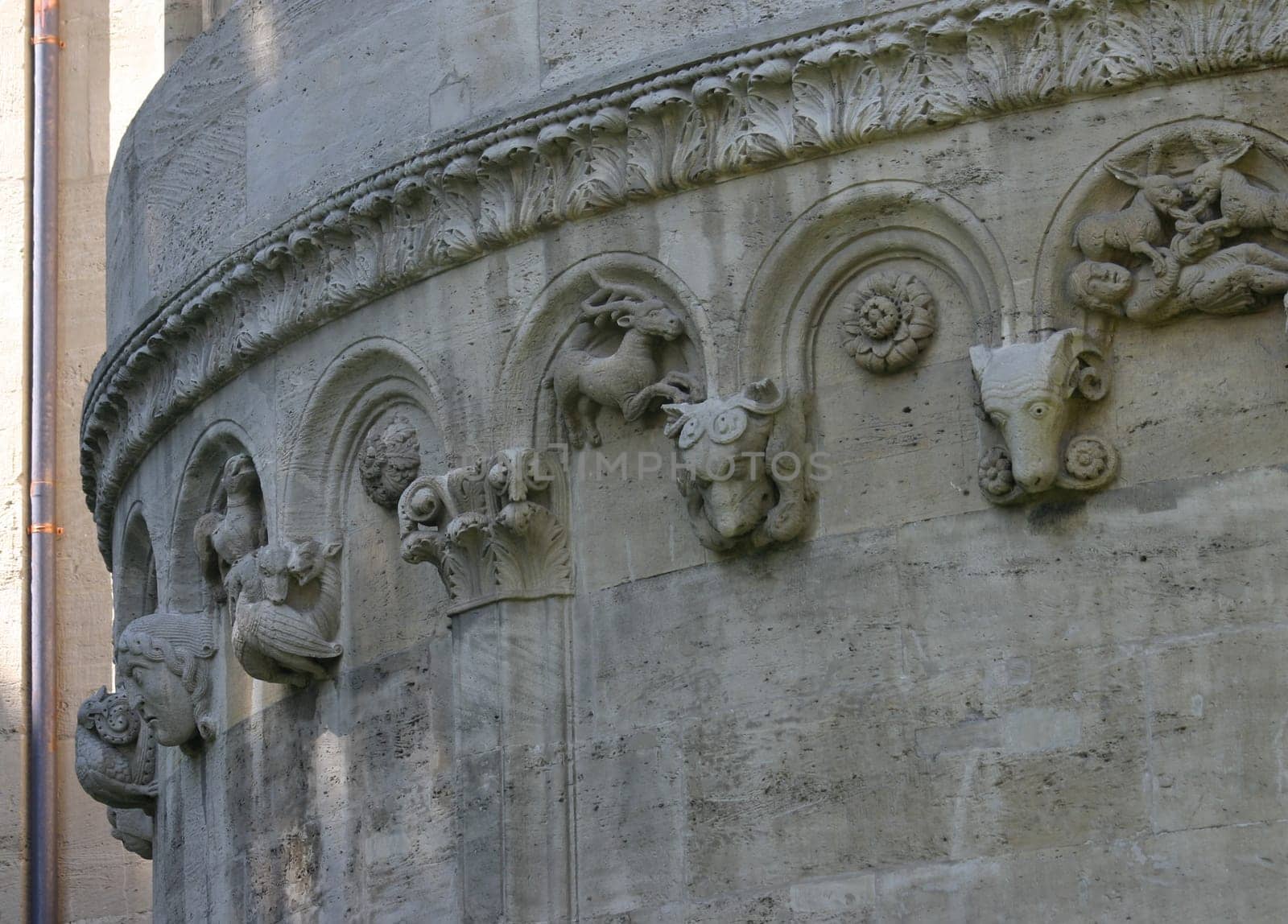 The enigmatic hunting frieze on the outer wall of the main apse of the imperial cathedral in Königslutter is unique in all Romanesque art