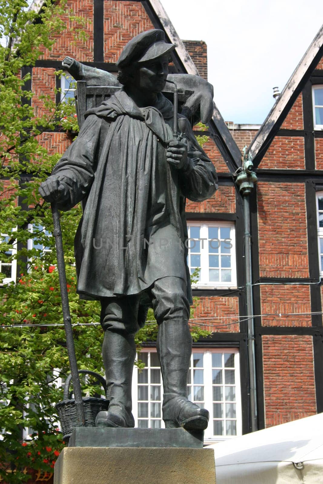 The Kiepenkerl monument commemorates the wandering merchants of the Münsterland. Kiepenkerle brought products from the surrounding area into the city in large baskets (Kiepen) and offered them for sale at the market and at the front doors.