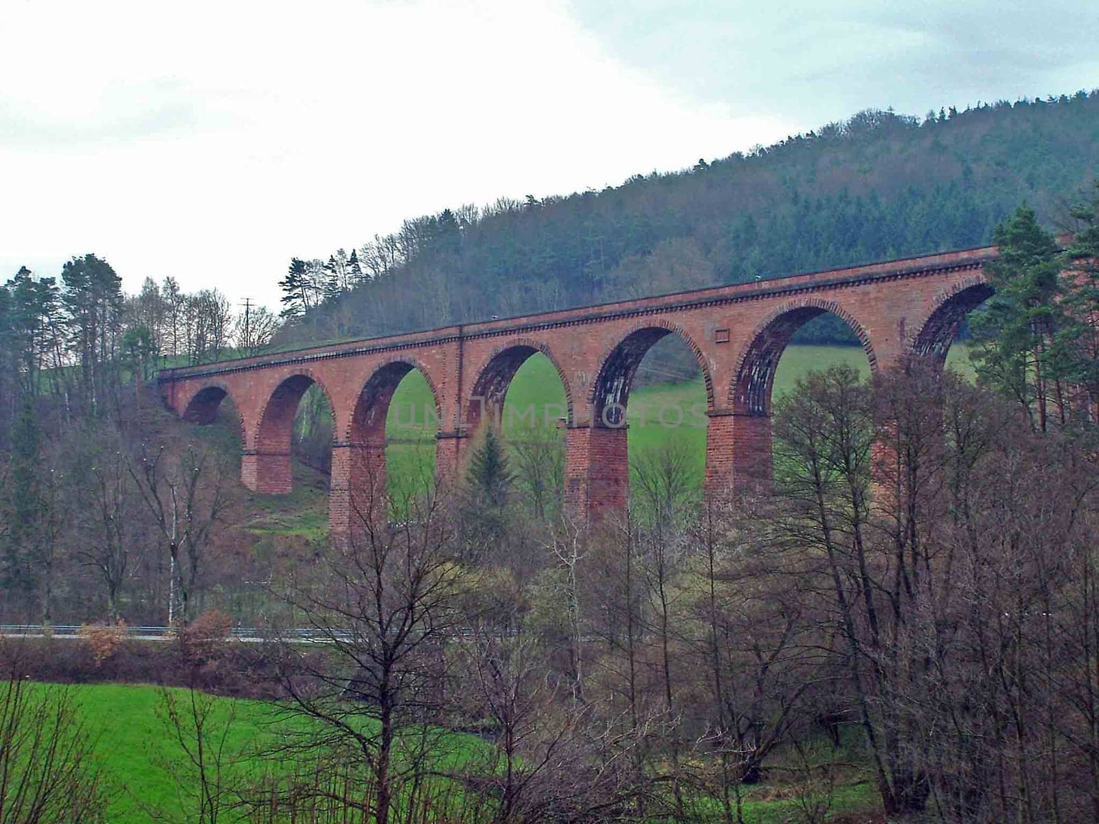 Length: 250m,height: 40m,10 semicircular vaults of 20m diameter each. First train journey on 01.May.1882