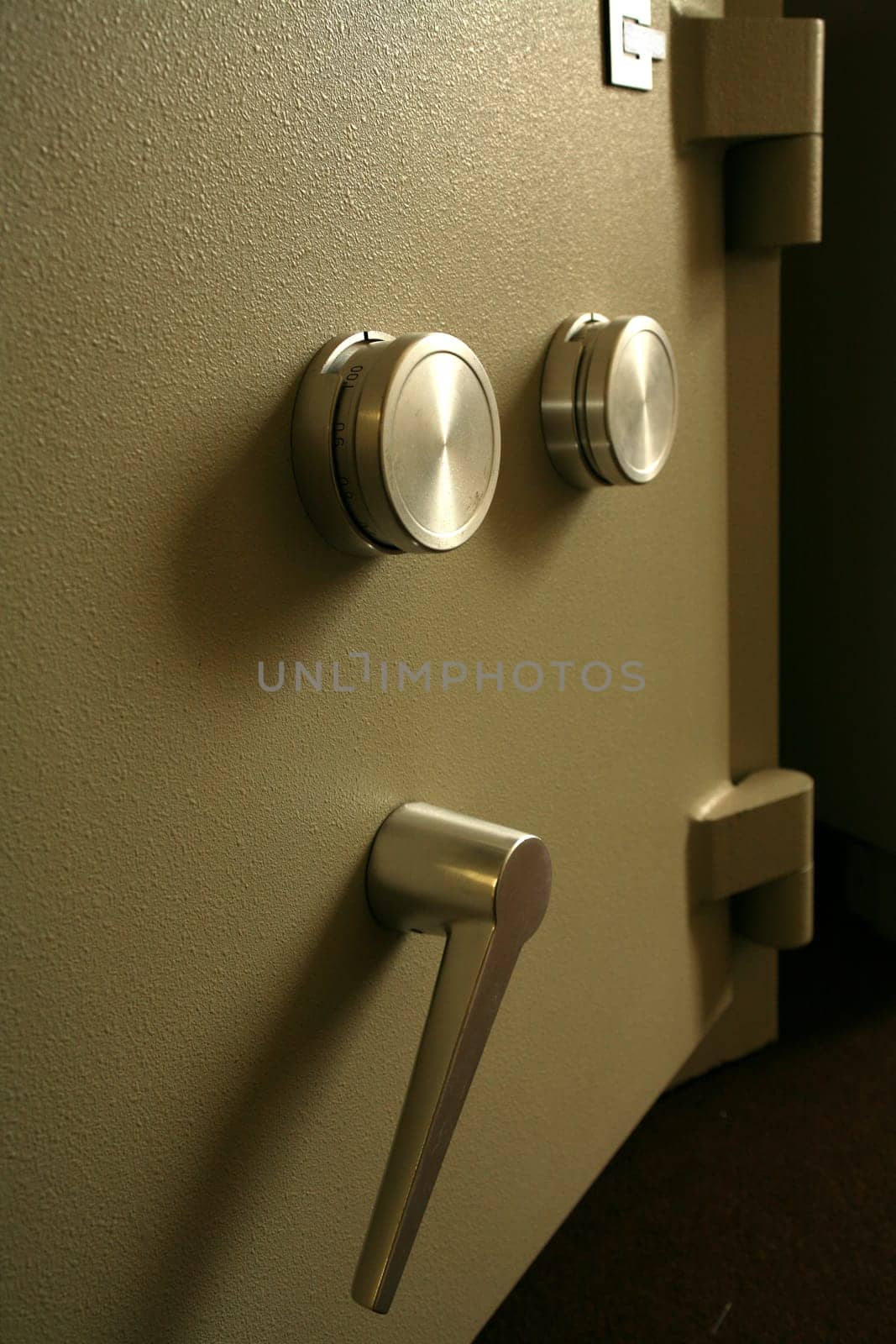 Door of a safe with adjusting washers for the combination lock