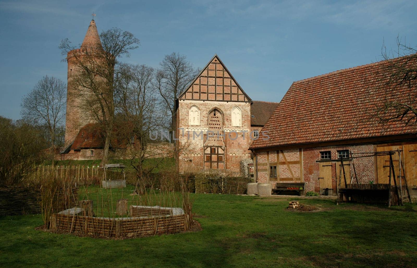 This is a view of the courtyard of our castle.In the meantime I have been here so often that I have already been asked if I want to join the castle association:-) But the walk here not only brings beautiful motifs,but also pure relaxation,especially early in the morning