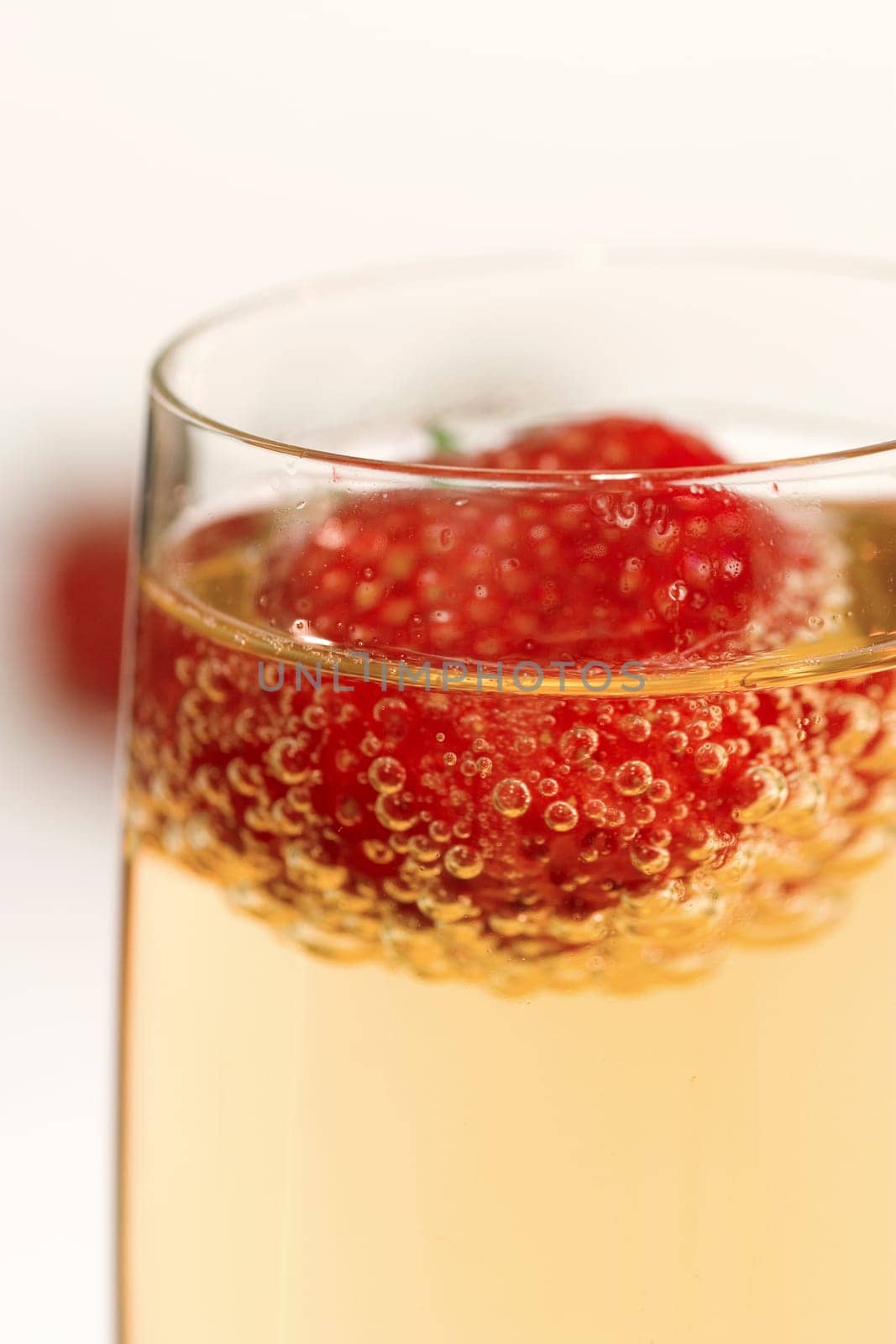 Sparkling wine with strawberry