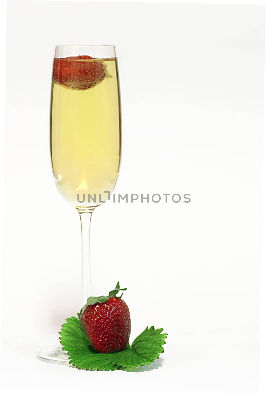 Sparkling wine with strawberries