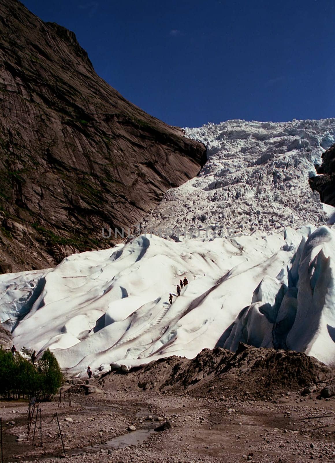 Scan of the negative - Norway 2002....  Now again a photo,which should be familiar to every Norway vacationer. It shows a hiking group on the Briksdalsbreen,a foothill of the Jostedalsbreen. The area around the Jostedalsbreen covers 487 qua