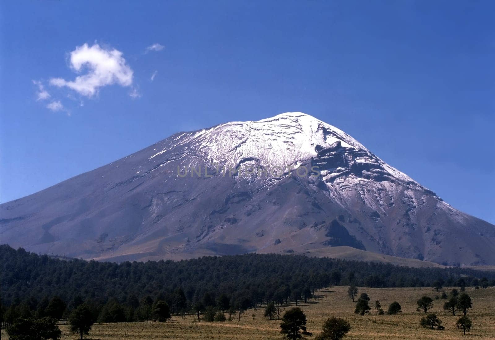 With a current altitude of 5,462 m,Popocatepetl is the second highest mountain in Mexico. Since 1994,this volcano has been active again