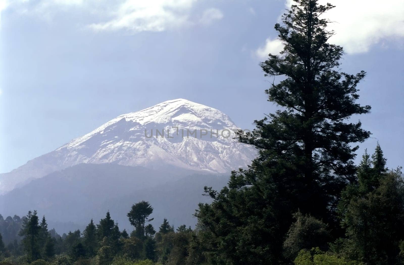 Cloudy view of the Popocatepetl .