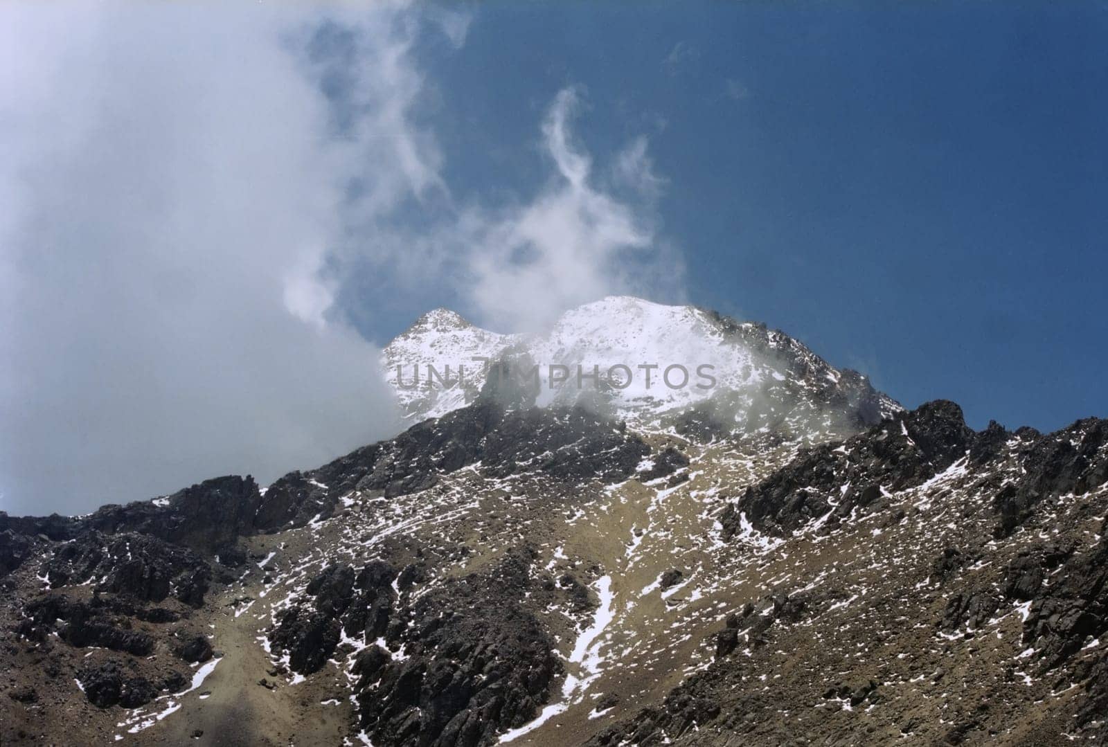 The summit of Iztaccihuatl just didn't want to show itself in its full beauty. The picture was taken from a vantage point at an altitude of about 4800 m.
