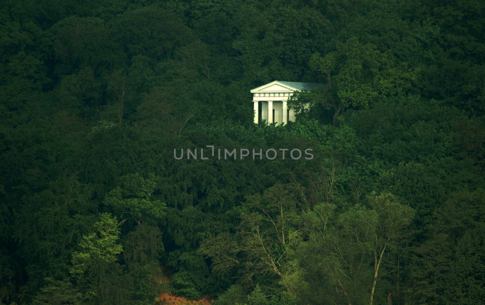If you look across the Tollensesee to the Brodaer Holz,the contours reminiscent of a Greek temple shimmer through from the Belvedere. This is what the picture looked like this week. In 1775,Adolf Frederick the Fourth,Duke of Mecklenburg-Strelitz