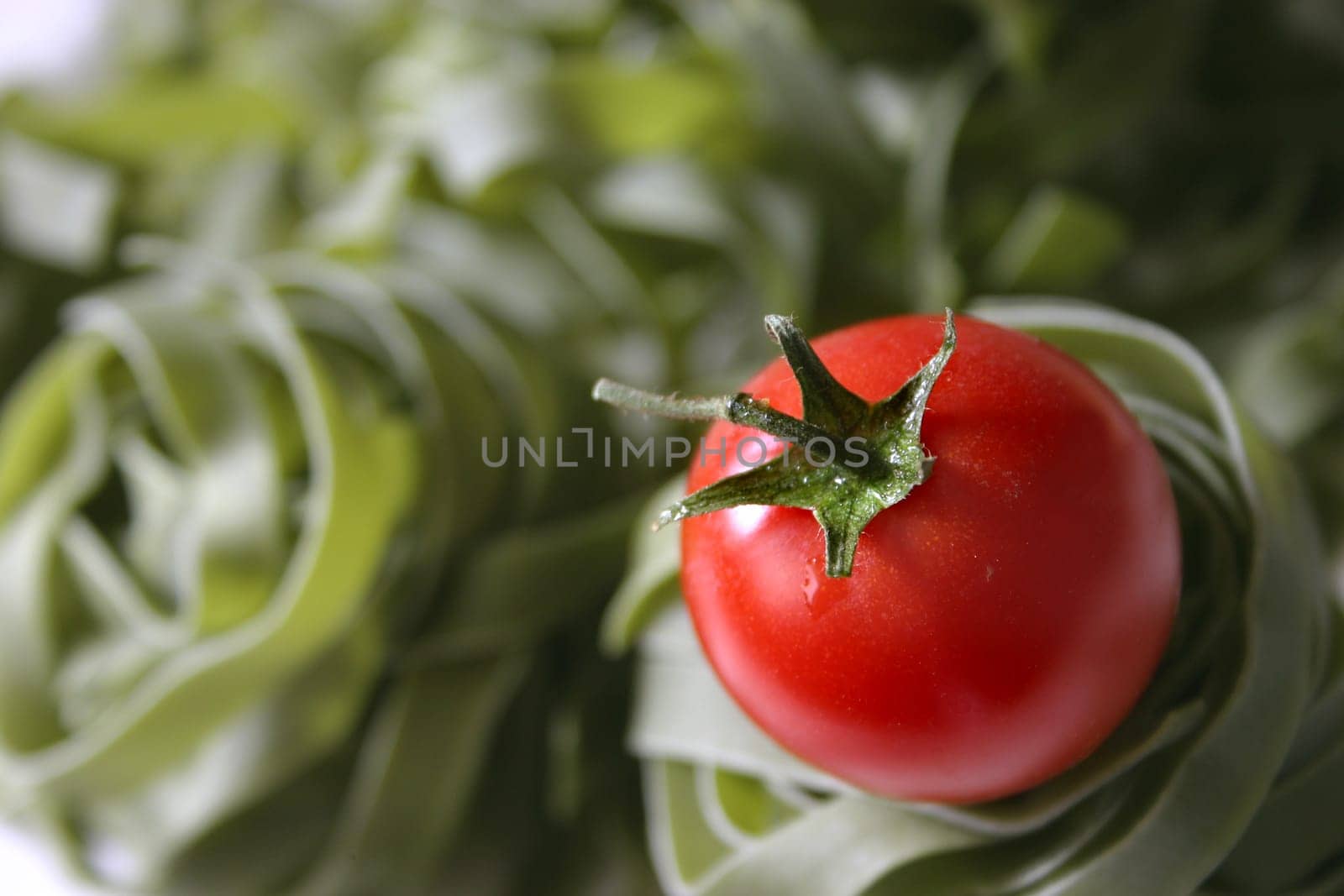 Spinach noodles with tomato