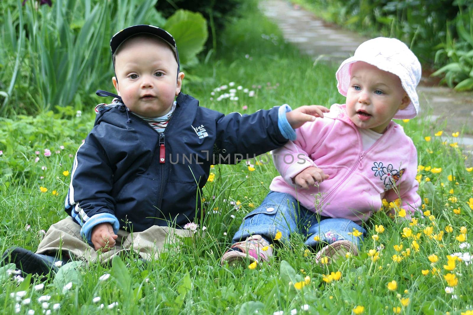 Children in the flower meadow8