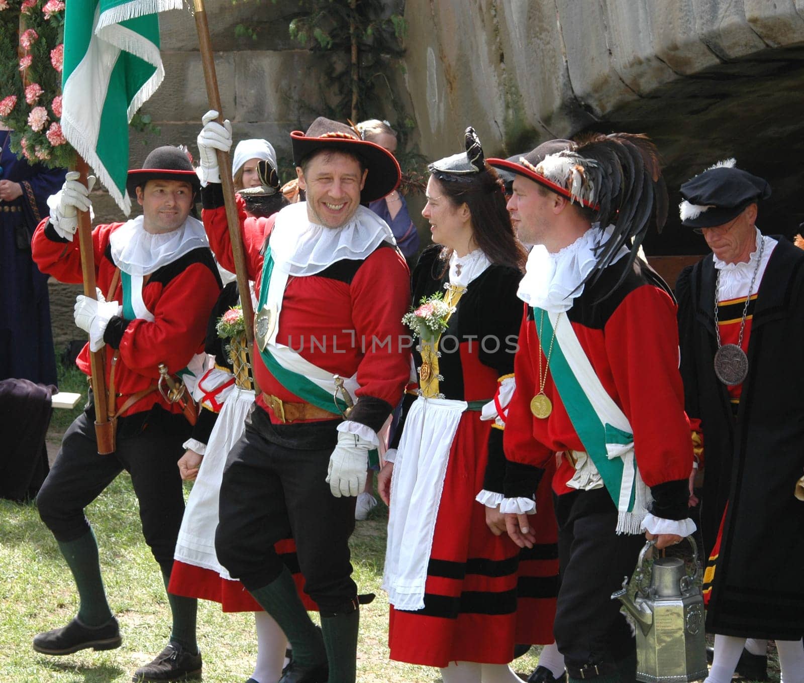 The Siedershof is the former professional community,the Haller Sieder. Every year on Pingsten,the Siedershof organises its traditional cake and fountain festival. The toasts are not neglected either: Oh you