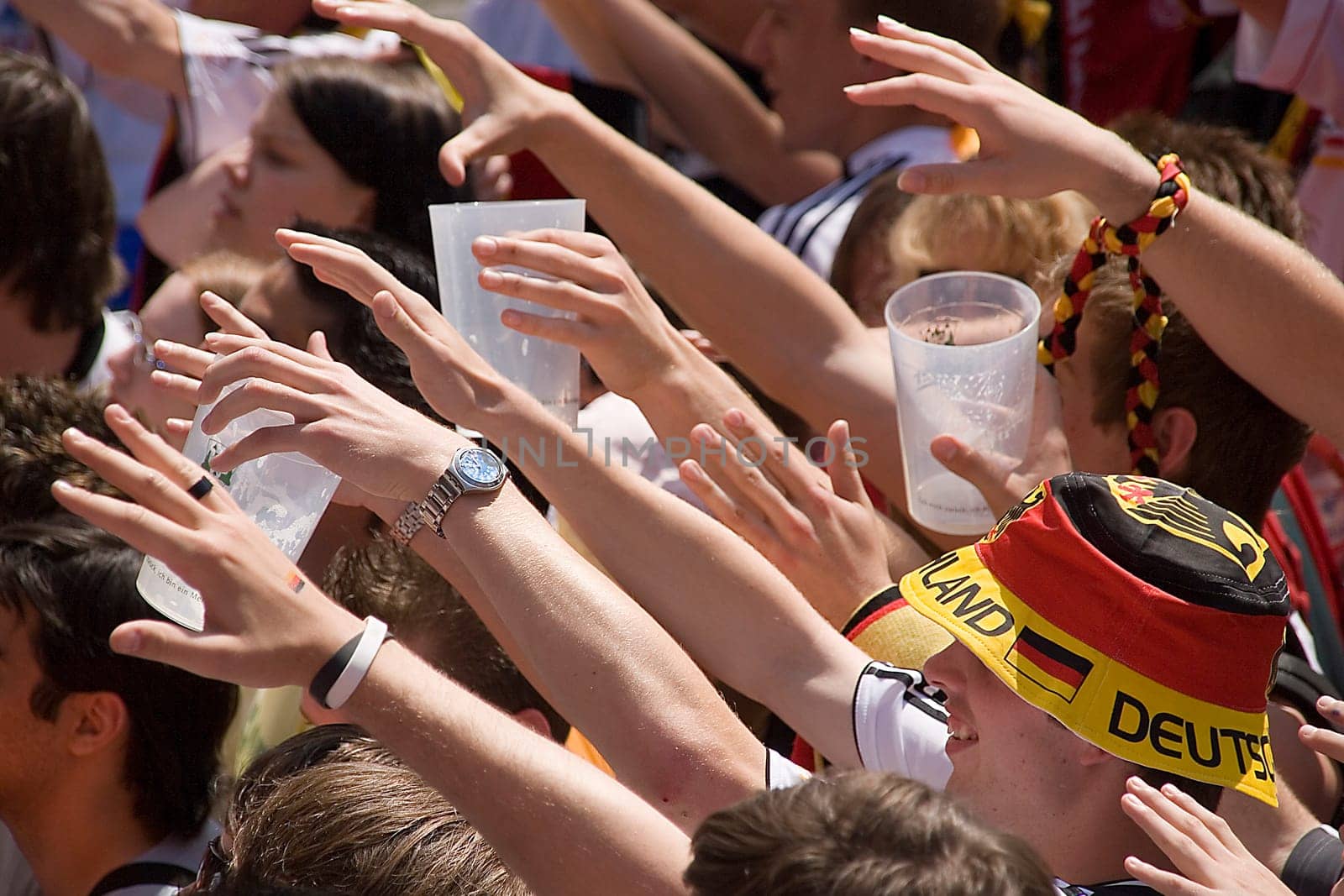 Mainarena,Kick-off,Arms