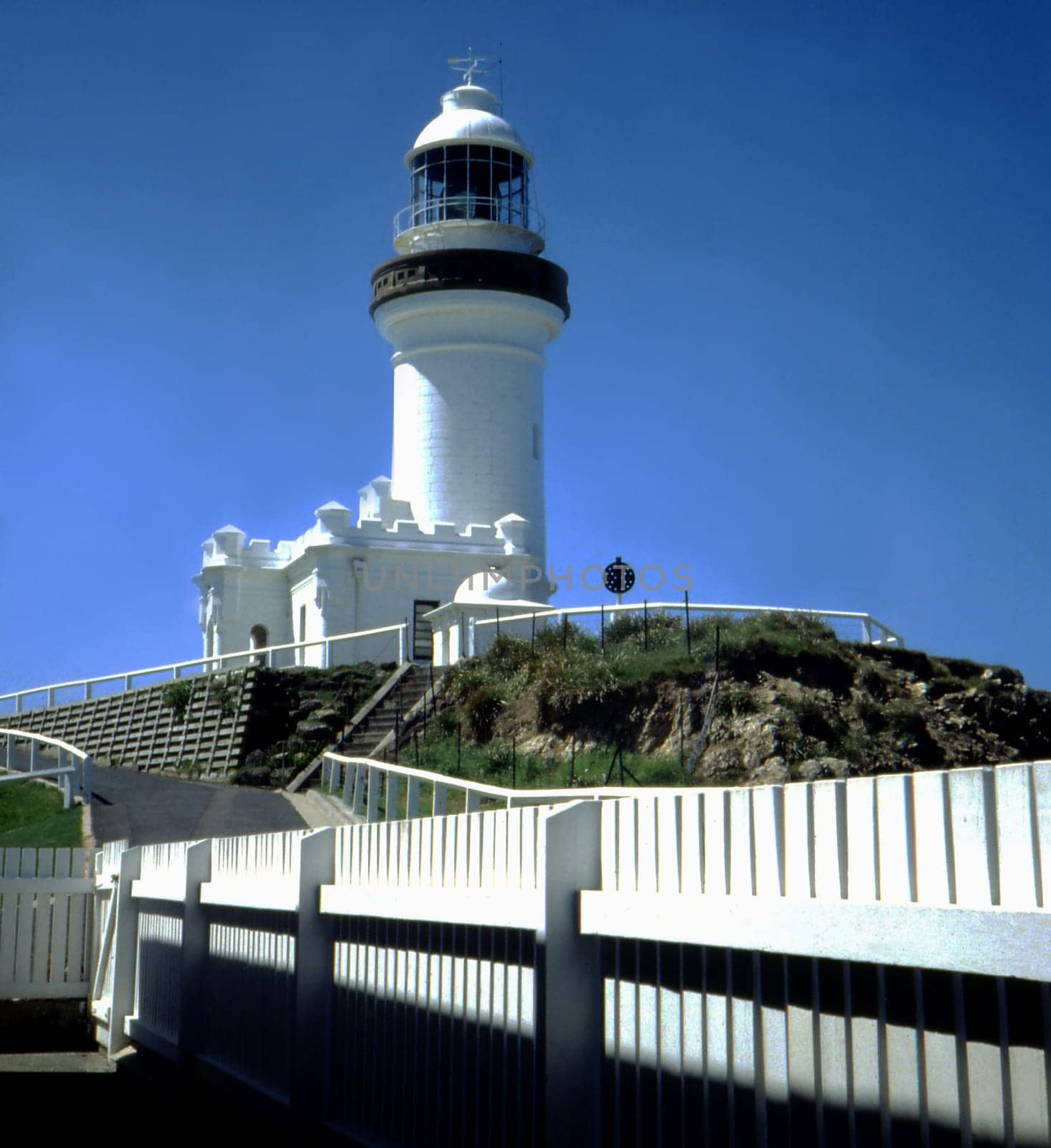Cape Byron is the easternmost point on the Australian mainland. The name Byron Bay comes from an English circumnavigator named John Byron. A lighthouse built in 1901 is visible from afar and is considered one of the main attractions of this