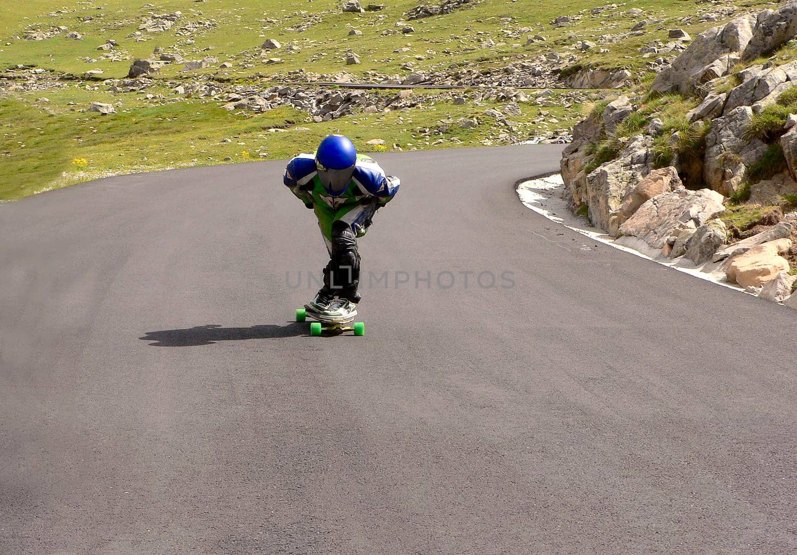 Hellishly fast at about 12% gradient ... the skateboarder thundered past me at about 80 km/h (note the road layout). Rather happy snapshot with the FZ 5 when I was on a motorcycle tour in France.