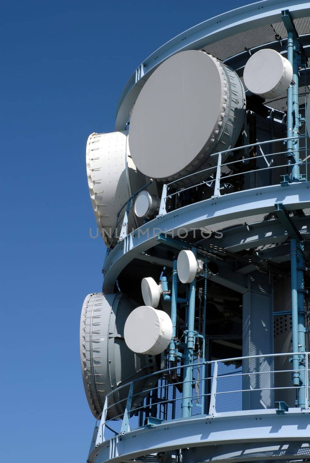 The Rigi location guarantees outstanding transmission quality. In addition to the technical facilities at the transmission tower,there is still space for visitors,who can use a segment of the lower platform as a viewing terrace.