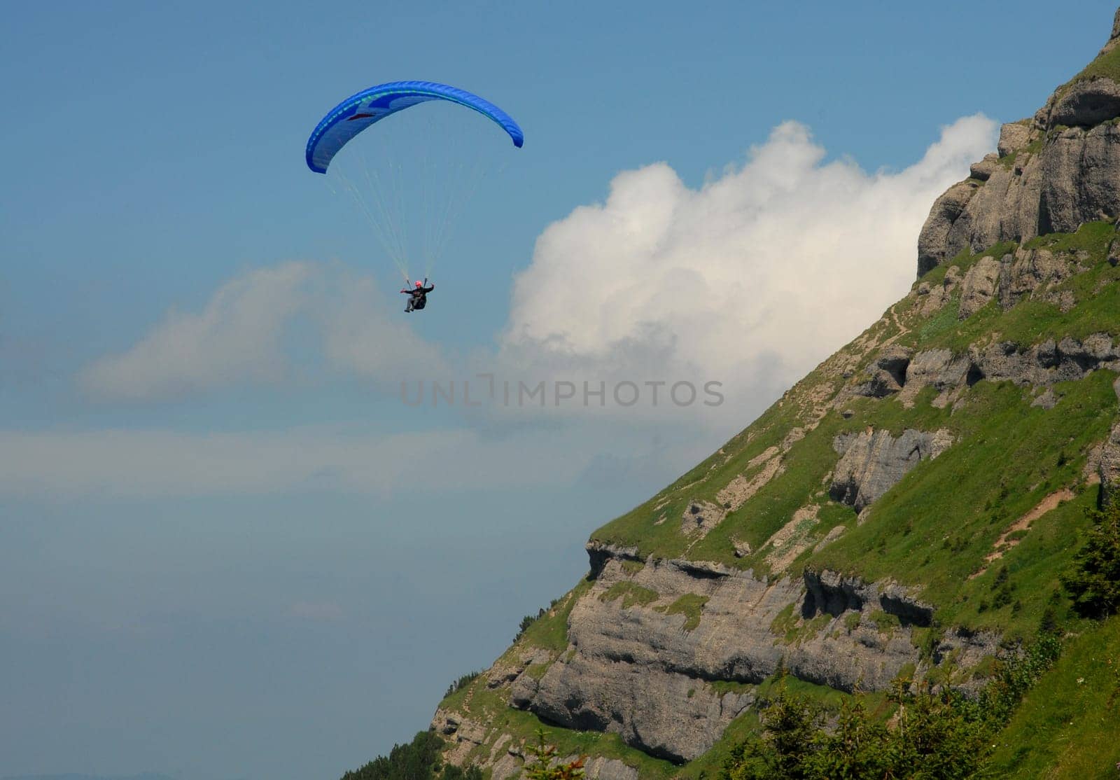 With good thermals,paraglider pilots can often glide in the air for hours.