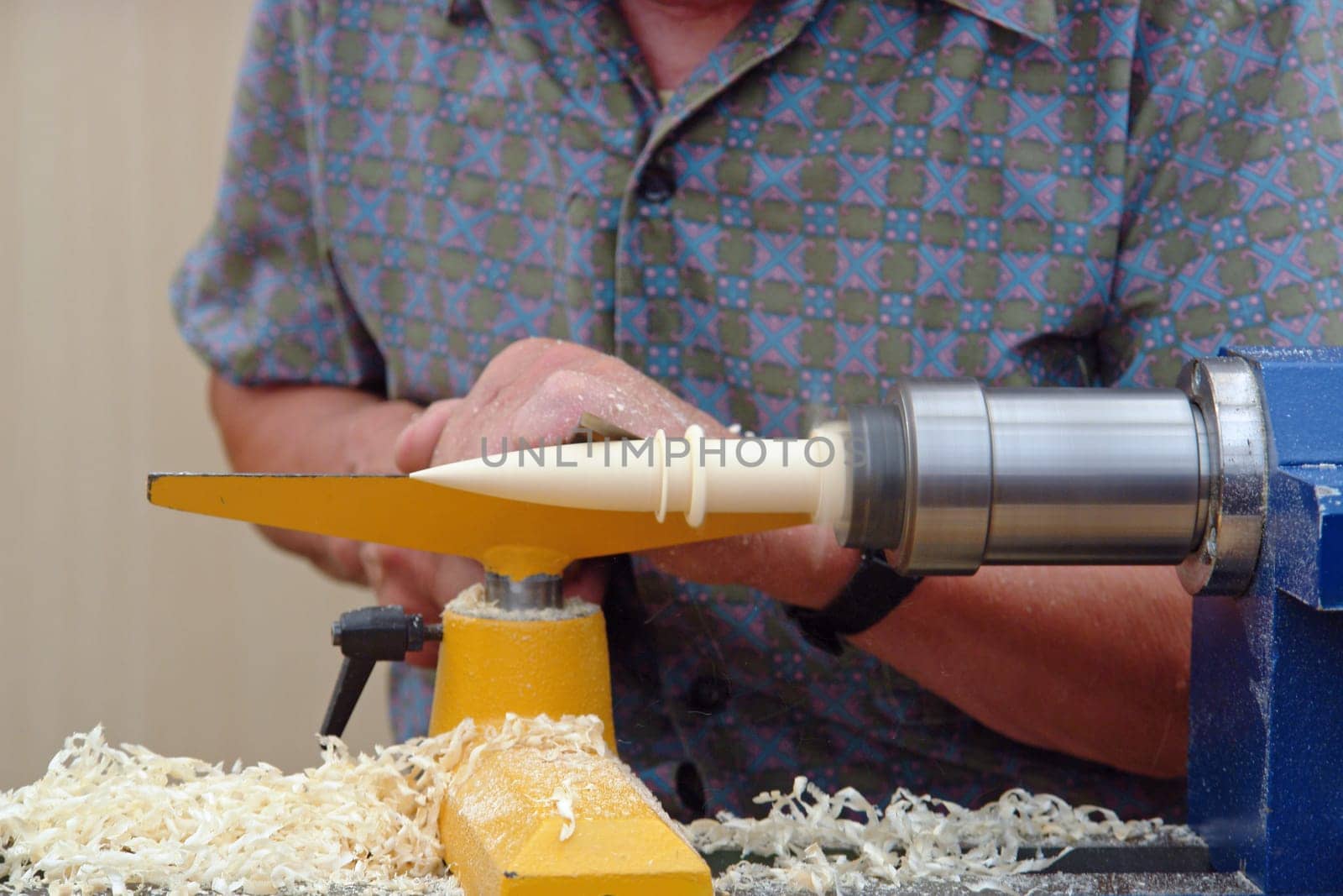 The picture was taken at a craft fair. It was important to me that the rotation of the machine and the wood is visible in the photo. That's why I didn't flash,didn't want to freeze the movement. Unfortunately,I didn't have a tripod with me that day