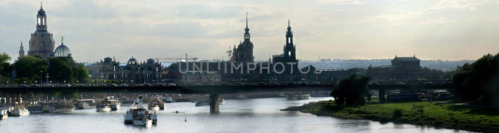 On 19.08.2006 the "The White Fleet"" started again for its popular fleet parade. These include 9 steamers and 2 saloon ships. You can see a panorama of 3 pictures."